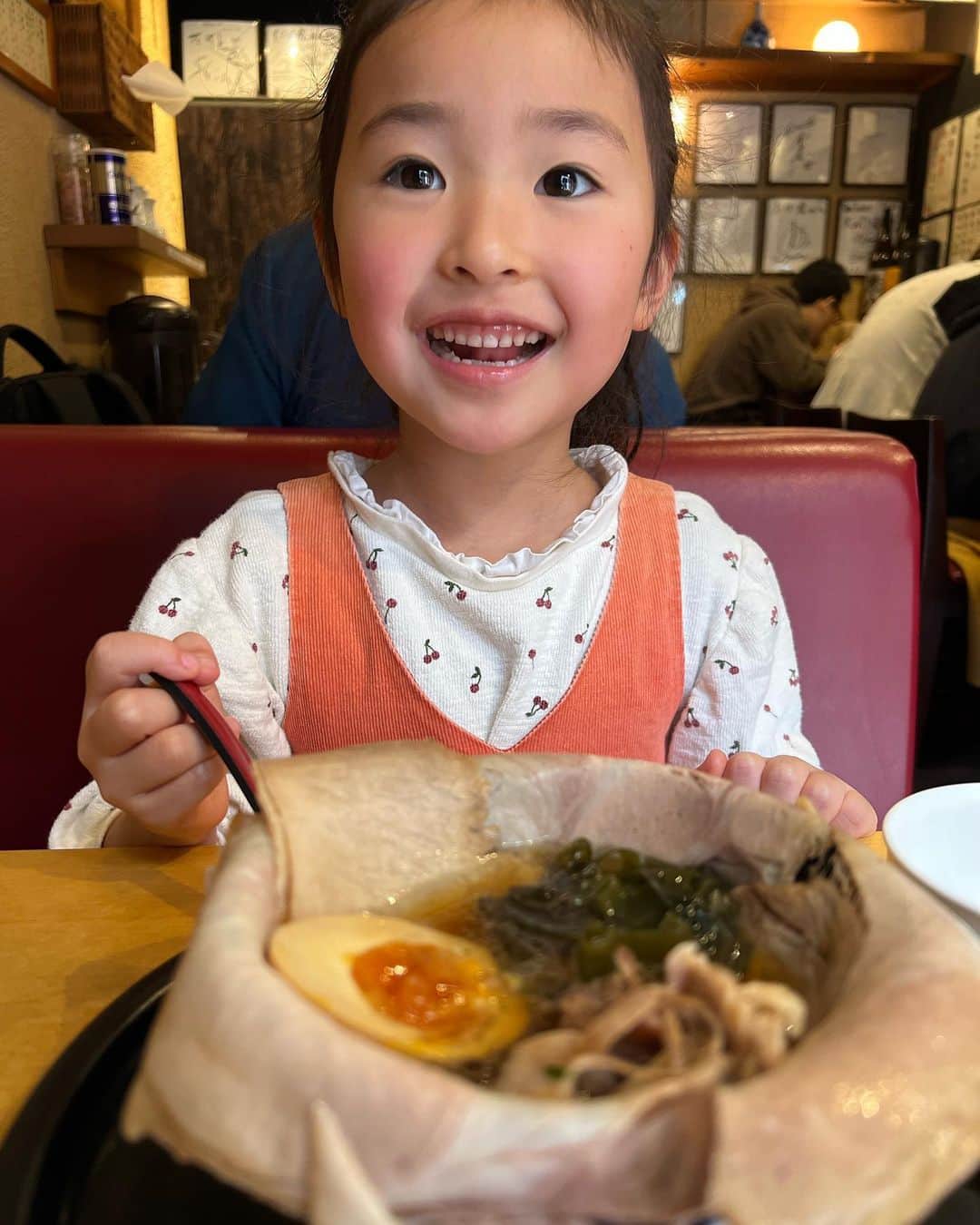仲嶺梨子のインスタグラム：「. 春休み中の娘を連れて 大好きなラーメンを食べに🍜 美味しい行列のできるラーメン屋さんに【お子様ラーメン】というメニューがあるんですよ🫣❣️ そして、もちろん同じクオリティーのラーメンが登場！！ ありがとうございます。が止まらないお店です。 しかもラムネジュースとゼリー付き❤️垂れ下がるちゃーしゅーもプラスでこの笑顔です😆👏 @taketora.hatagaya  ありがとうございました♡ . 春休みは長女のやりたい事 食べたい物を聞いて2人で過ごしました☺️ 笑顔が沢山見られて私もリフレッシュできました。 明日は、小学校の入学式🌸 6年間が始まるのかと思うと、母もドキドキするのはなんでかな？笑 . #春休み#ラーメン#女子会#長女#6歳#女の子#3兄弟#新一年生#4枚目はリクエストのロイホ　笑　#カラオケ」