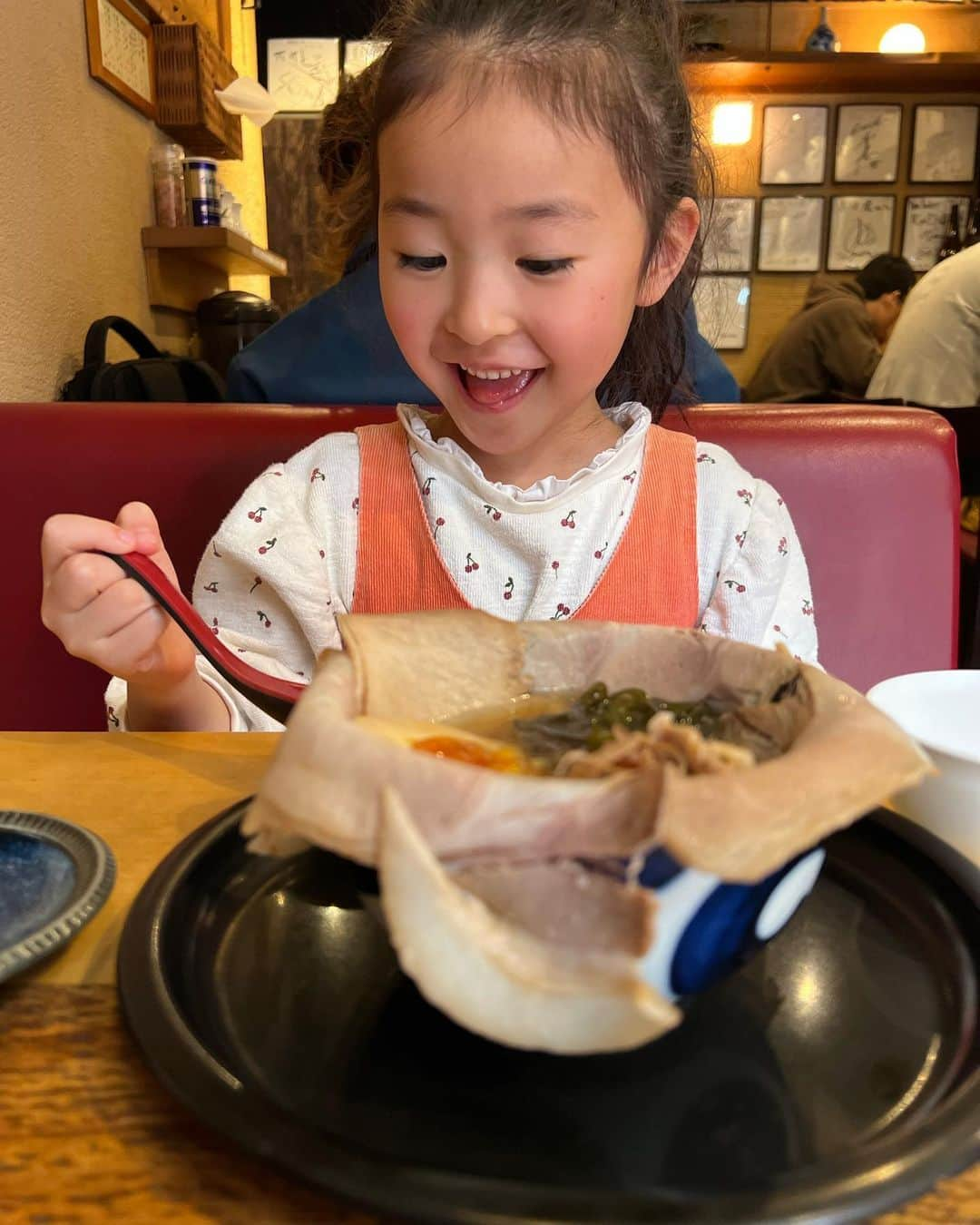 仲嶺梨子さんのインスタグラム写真 - (仲嶺梨子Instagram)「. 春休み中の娘を連れて 大好きなラーメンを食べに🍜 美味しい行列のできるラーメン屋さんに【お子様ラーメン】というメニューがあるんですよ🫣❣️ そして、もちろん同じクオリティーのラーメンが登場！！ ありがとうございます。が止まらないお店です。 しかもラムネジュースとゼリー付き❤️垂れ下がるちゃーしゅーもプラスでこの笑顔です😆👏 @taketora.hatagaya  ありがとうございました♡ . 春休みは長女のやりたい事 食べたい物を聞いて2人で過ごしました☺️ 笑顔が沢山見られて私もリフレッシュできました。 明日は、小学校の入学式🌸 6年間が始まるのかと思うと、母もドキドキするのはなんでかな？笑 . #春休み#ラーメン#女子会#長女#6歳#女の子#3兄弟#新一年生#4枚目はリクエストのロイホ　笑　#カラオケ」4月5日 21時41分 - rikonakamine