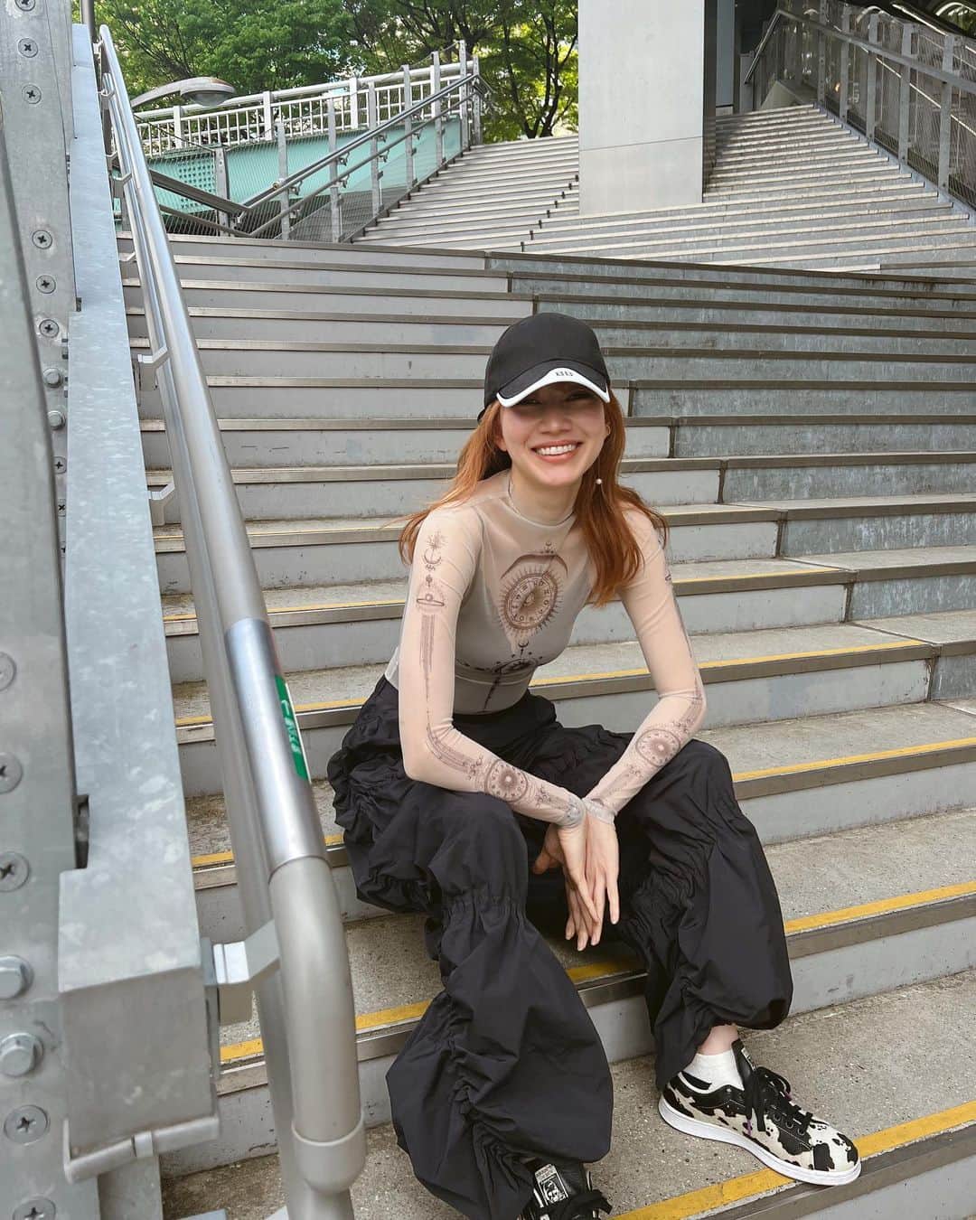山本ソニアのインスタグラム：「今日のソニさんどうでしょう？ 📸　@____ayagram____   😚🖤  #meltthelady #私服 #mecre #balenciaga #adidas」