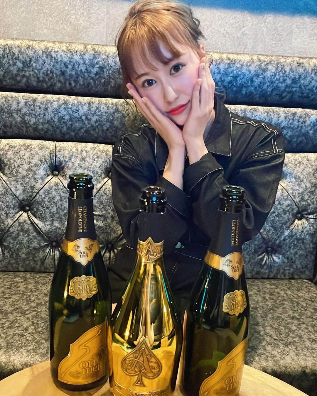 小林香菜さんのインスタグラム写真 - (小林香菜Instagram)「遅れちゃったけど3月もありがとうございました☺️🫶💕 3月も新しい出会いがあってハッピーだったな🙂 この写真に写ってるシャンパンの他に別のお席でもシャンパン3本空けてもらってこの日は凄い前半から酔っ払った記憶はあります🫡  月初めに数字ゼロになるから厳し〜🙂 毎月総選挙やってるみたいな気分だよ笑笑 4月も沢山応援してくれたら嬉しいです🫡  #ラウンジ　#ラウンジ嬢　#キャバクラ　#キャバ嬢 #アルマンド　#ソウメイ　#soumei #六本木　#銀座　#歌舞伎町　#西麻布　#ラウンジネクスト」4月5日 21時42分 - kanaful