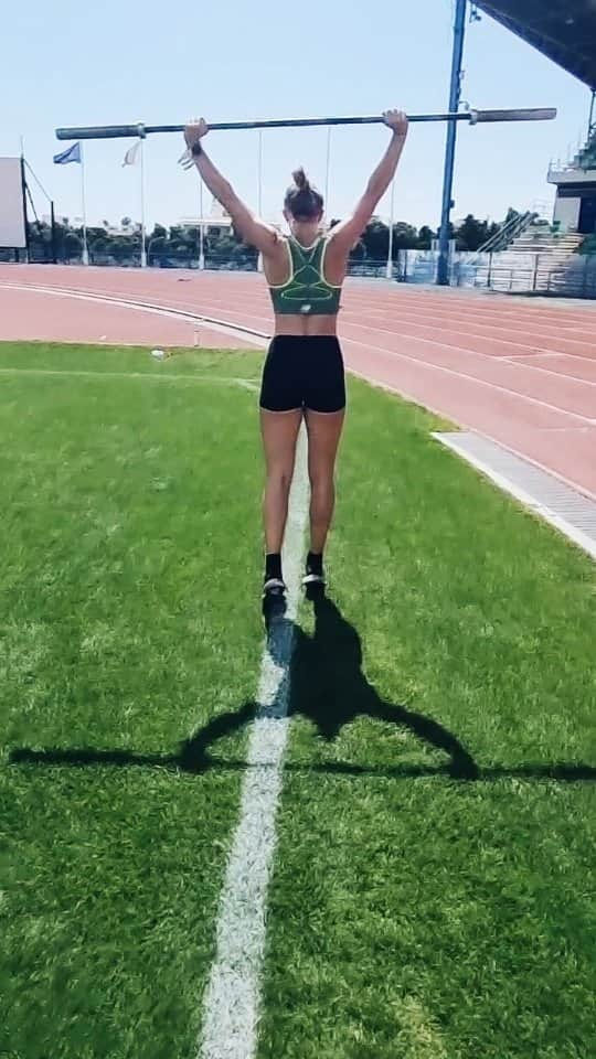 Paulien COUCKUYTのインスタグラム：「Green kinda day for me, while the others are shining  on the track ! ❇️ #colormatching #greengrass  #redtrack #workout #bluesky #revalidation #aclrecovery #roadtotobeback  Thanks to Kathelijn Polspoel (@smacleuven) for the rehab sessions !」