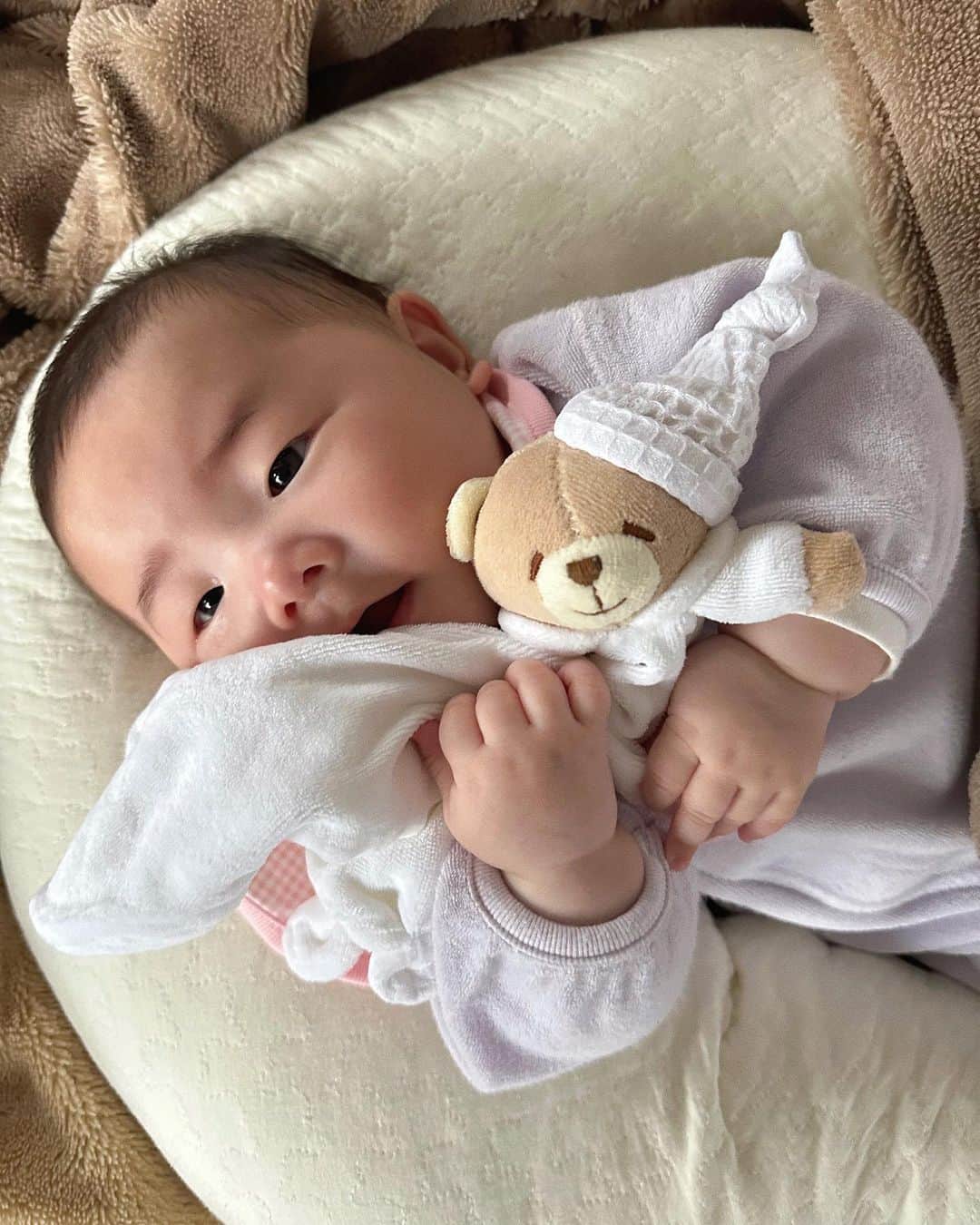 岩渕加恵さんのインスタグラム写真 - (岩渕加恵Instagram)「🫶🏻 5 m o n t h 🫶🏻 翠たまの4ヶ月目のキロク〜👶🏻🌷  今日の朝ベットで初めて一人で寝返りをした娘😳 びっくりしすぎて一瞬止まった💓笑 また一つ大きく成長できたね👏🏻👏🏻👏🏻 （嬉しすぎて泣ける🥹🥹  今月はどんな成長が待ってるのかワクワクだよ🤭✨  5ヶ月目もいっぱい笑おうね〜🌈💓🌈  #翠たまの成長記録 ♡ #5month #愛おぴさが止まらないっ♡」4月5日 21時44分 - kae0113