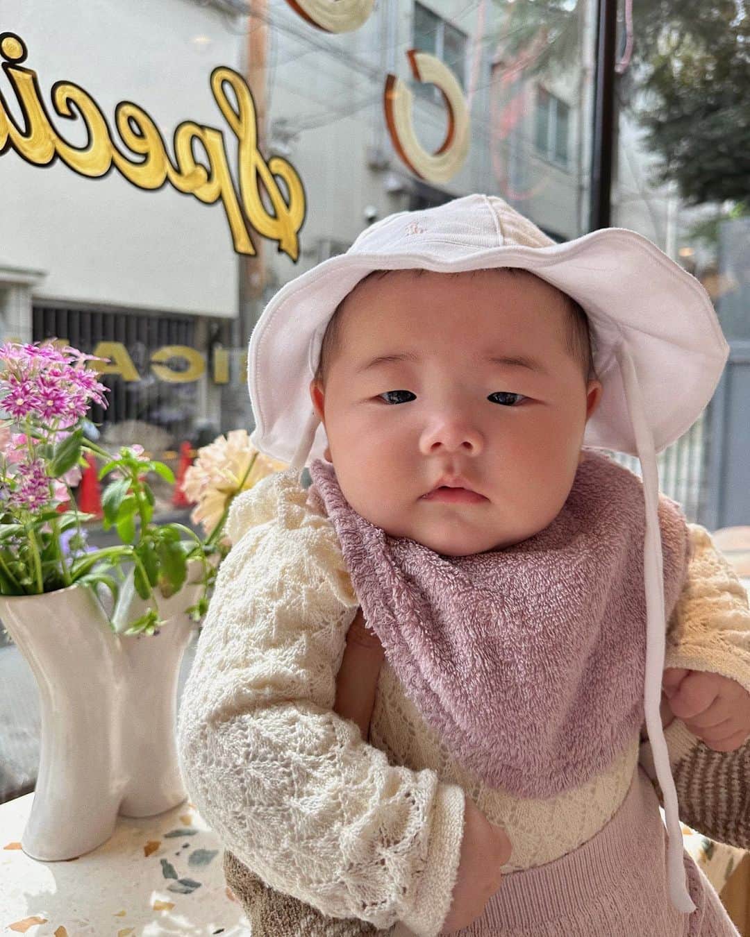 岩渕加恵さんのインスタグラム写真 - (岩渕加恵Instagram)「🫶🏻 5 m o n t h 🫶🏻 翠たまの4ヶ月目のキロク〜👶🏻🌷  今日の朝ベットで初めて一人で寝返りをした娘😳 びっくりしすぎて一瞬止まった💓笑 また一つ大きく成長できたね👏🏻👏🏻👏🏻 （嬉しすぎて泣ける🥹🥹  今月はどんな成長が待ってるのかワクワクだよ🤭✨  5ヶ月目もいっぱい笑おうね〜🌈💓🌈  #翠たまの成長記録 ♡ #5month #愛おぴさが止まらないっ♡」4月5日 21時44分 - kae0113