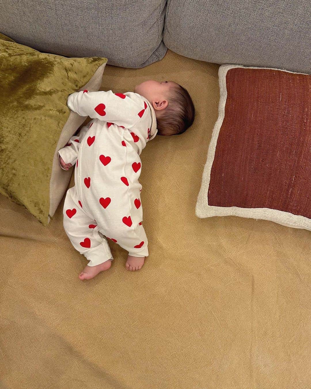 岩渕加恵さんのインスタグラム写真 - (岩渕加恵Instagram)「🫶🏻 5 m o n t h 🫶🏻 翠たまの4ヶ月目のキロク〜👶🏻🌷  今日の朝ベットで初めて一人で寝返りをした娘😳 びっくりしすぎて一瞬止まった💓笑 また一つ大きく成長できたね👏🏻👏🏻👏🏻 （嬉しすぎて泣ける🥹🥹  今月はどんな成長が待ってるのかワクワクだよ🤭✨  5ヶ月目もいっぱい笑おうね〜🌈💓🌈  #翠たまの成長記録 ♡ #5month #愛おぴさが止まらないっ♡」4月5日 21時44分 - kae0113