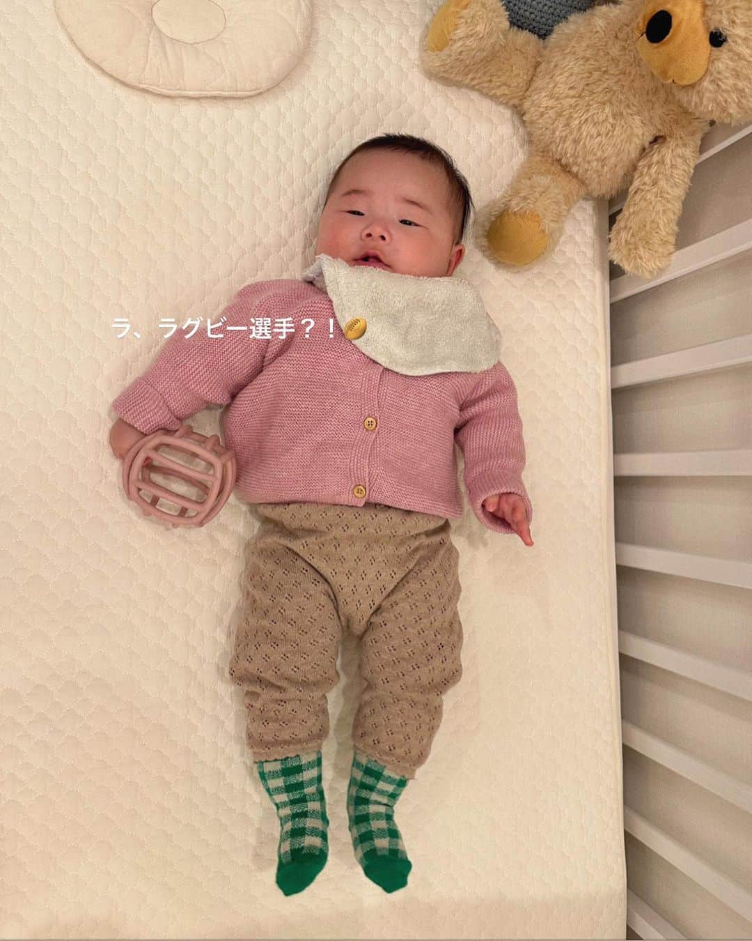 岩渕加恵さんのインスタグラム写真 - (岩渕加恵Instagram)「🫶🏻 5 m o n t h 🫶🏻 翠たまの4ヶ月目のキロク〜👶🏻🌷  今日の朝ベットで初めて一人で寝返りをした娘😳 びっくりしすぎて一瞬止まった💓笑 また一つ大きく成長できたね👏🏻👏🏻👏🏻 （嬉しすぎて泣ける🥹🥹  今月はどんな成長が待ってるのかワクワクだよ🤭✨  5ヶ月目もいっぱい笑おうね〜🌈💓🌈  #翠たまの成長記録 ♡ #5month #愛おぴさが止まらないっ♡」4月5日 21時44分 - kae0113