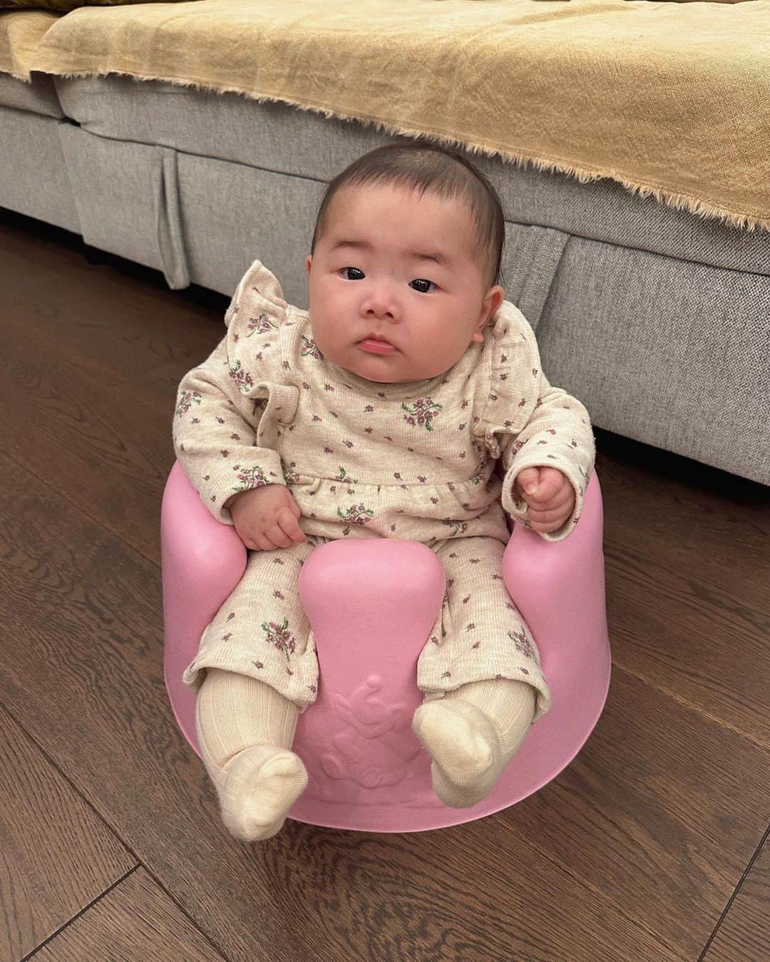 岩渕加恵さんのインスタグラム写真 - (岩渕加恵Instagram)「🫶🏻 5 m o n t h 🫶🏻 翠たまの4ヶ月目のキロク〜👶🏻🌷  今日の朝ベットで初めて一人で寝返りをした娘😳 びっくりしすぎて一瞬止まった💓笑 また一つ大きく成長できたね👏🏻👏🏻👏🏻 （嬉しすぎて泣ける🥹🥹  今月はどんな成長が待ってるのかワクワクだよ🤭✨  5ヶ月目もいっぱい笑おうね〜🌈💓🌈  #翠たまの成長記録 ♡ #5month #愛おぴさが止まらないっ♡」4月5日 21時44分 - kae0113
