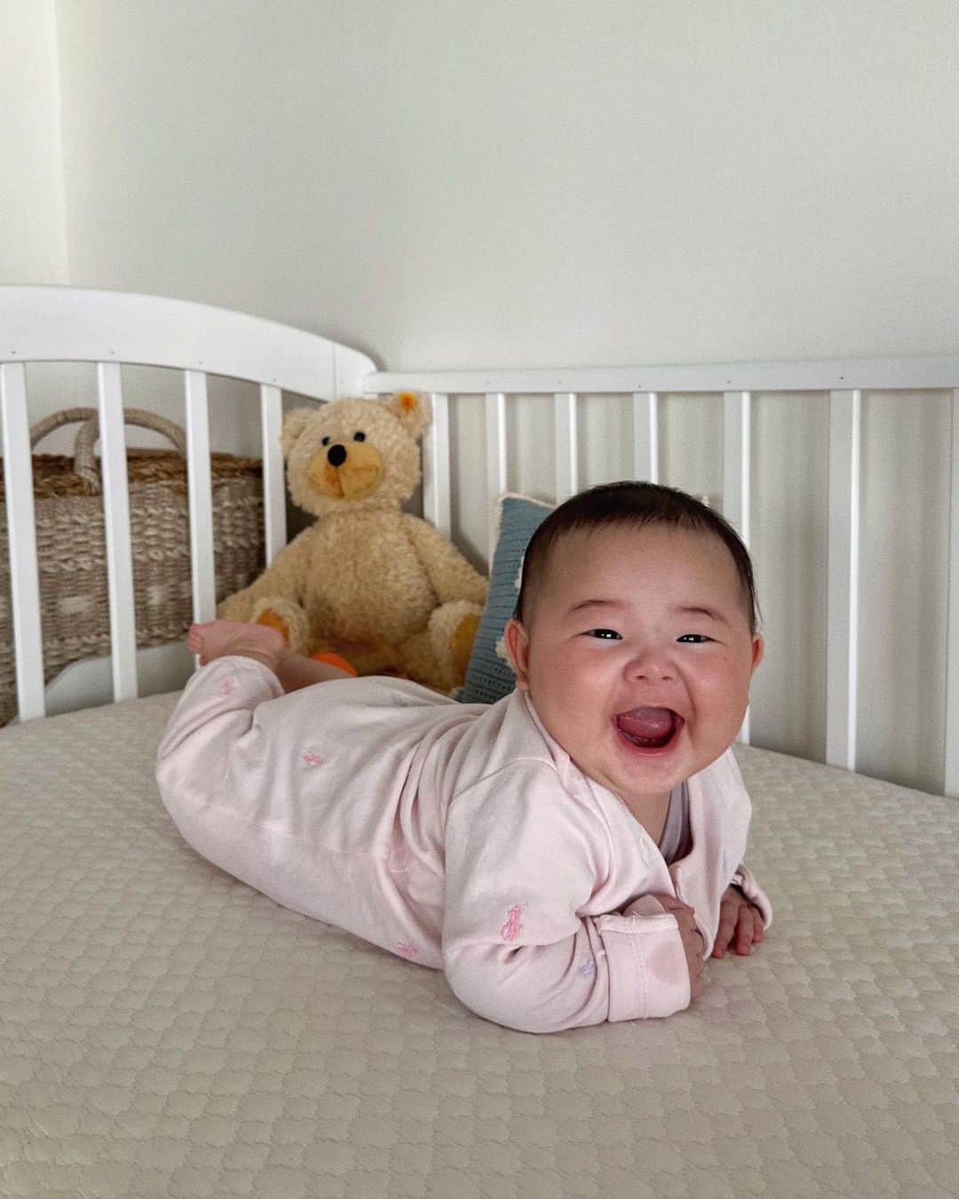岩渕加恵さんのインスタグラム写真 - (岩渕加恵Instagram)「🫶🏻 5 m o n t h 🫶🏻 翠たまの4ヶ月目のキロク〜👶🏻🌷  今日の朝ベットで初めて一人で寝返りをした娘😳 びっくりしすぎて一瞬止まった💓笑 また一つ大きく成長できたね👏🏻👏🏻👏🏻 （嬉しすぎて泣ける🥹🥹  今月はどんな成長が待ってるのかワクワクだよ🤭✨  5ヶ月目もいっぱい笑おうね〜🌈💓🌈  #翠たまの成長記録 ♡ #5month #愛おぴさが止まらないっ♡」4月5日 21時44分 - kae0113