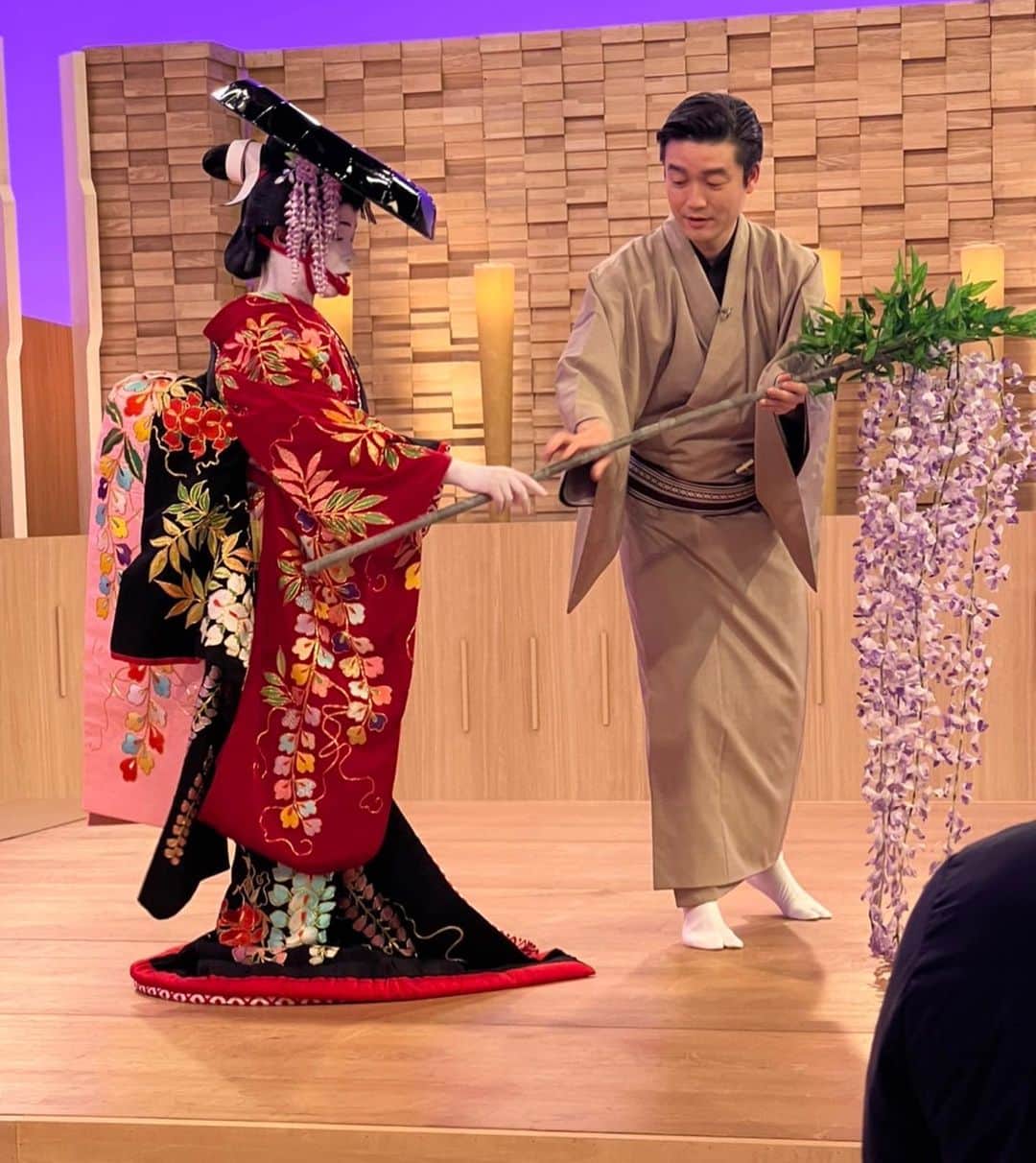 尾上菊之丞のインスタグラム：「4月からEテレの古典芸能の番組がリニューアル『芸能極み堂』として新たにスタートします。  第1回の放送が明後日、7日（金）21時 日本の芸能から引き続きMCは高橋英樹さんと庭木櫻子アナウンサー。 新MCの大久保佳代子さんが3週に渡って日本舞踊「藤娘」にチャレンジします。 初回のテーマはエロス！ まぁ我々流に云えば色気ですね。  古典芸能の新たな魅力を伝える新番組にご期待ください！  #nhk #eテレ #古典芸能 #芸能きわみ堂 #新番組 #高橋英樹 #庭木櫻子 #大久保佳代子 #日本舞踊 #歌舞伎 #藤娘 #尾上菊之丞」