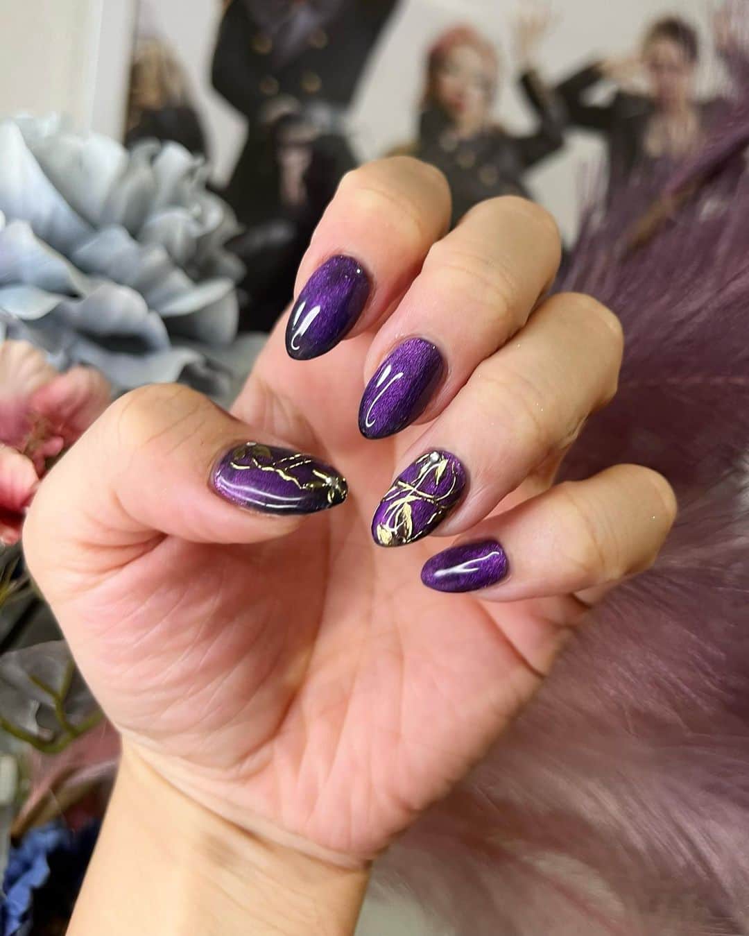 HIDEKiSMのインスタグラム：「そういえば載せ忘れてたCABARET ENGAB vol.4のネイル💅 衣装やライブ演出の雰囲気に合わせてダークなネイビーマグネットで。 ゴールドのツタが魔女感🦹‍♀️出てるでしょ💋 色変えたら春っぽくも上品にもできるからおすすめ💝 @eastnail_0203   #ENViiGABRIELLA #HIDEKiSM #エンガブ  #ヒデキズム #ENGA部 #エンガ部 #nail #naildesign」