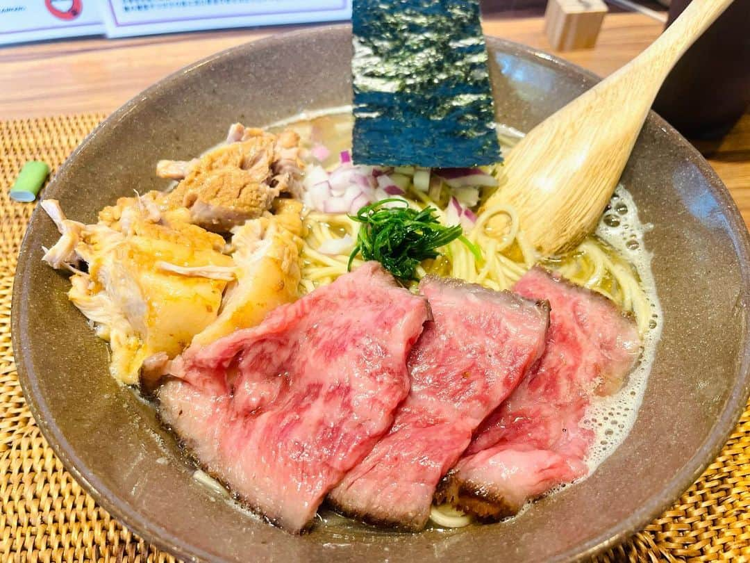 かわなみchoy?さんのインスタグラム写真 - (かわなみchoy?Instagram)「🍥 👋choy?👋what's a photo?💥 🍥 🍥 本当に美味いものを 食べた時笑っちゃうよね😏 🍥 🍥 #ゆにばーすはらさんと #ダンビラムーチョ大原さんに #連れてってもらったよ #美味すぎて #笑ってしまったよ #まじでみんなに食べてほしい #夢にでてきた中華そば  #自由が丘  #自由が丘グルメ  #自由が丘ランチ  #そのあとティータイムも頂いたよ #ちょいぽと」4月5日 21時45分 - kawanamichoy0201