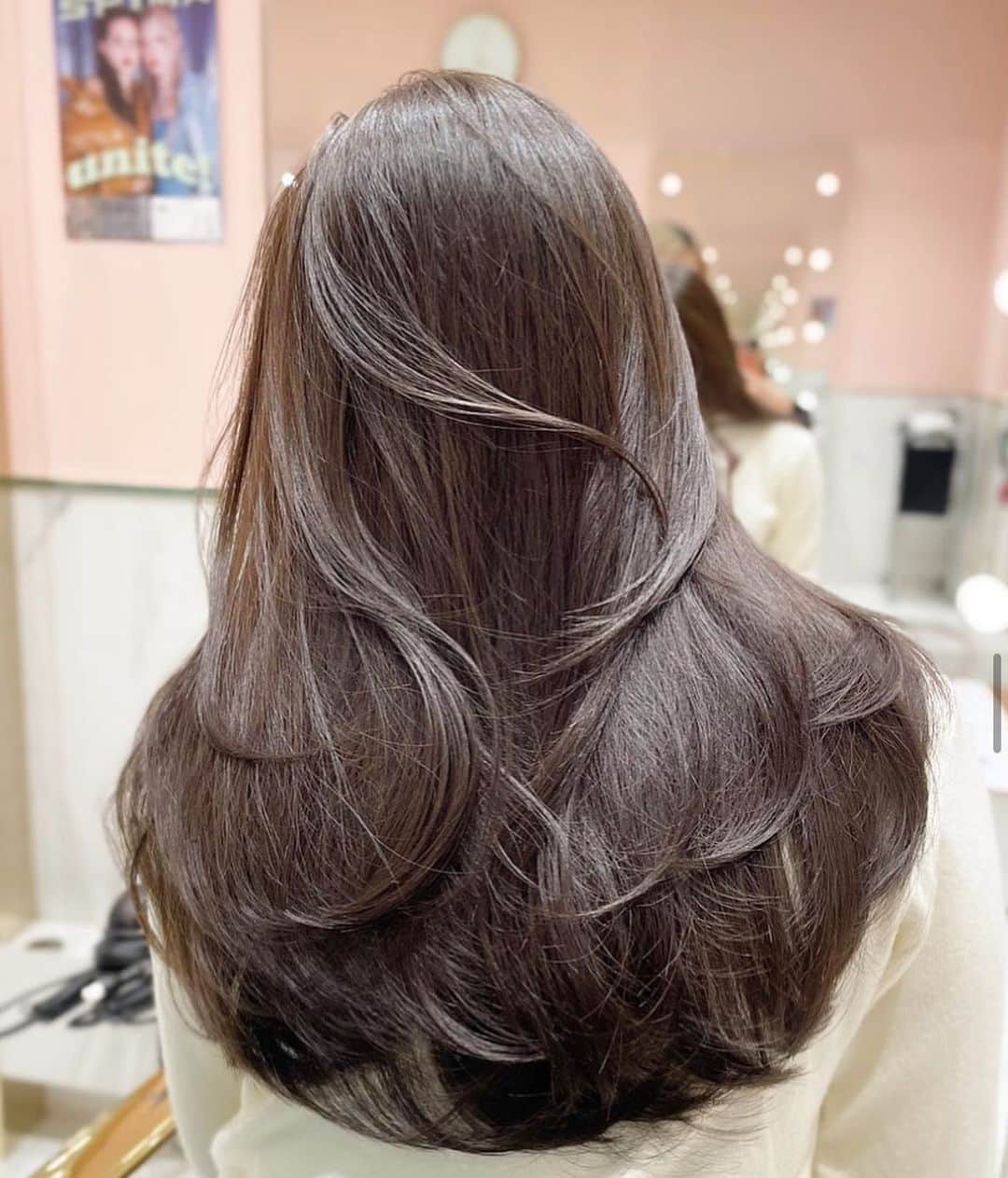 原涼香のインスタグラム：「大人気カラー!! 𝙣𝙪𝙙𝙚 𝙗𝙧𝙤𝙬𝙣 🤎✨ 赤味のない透明感カラーに ワンカールで可愛くなるレイヤーカット✔︎ ㅤㅤㅤㅤㅤㅤㅤㅤㅤㅤㅤㅤㅤㅤㅤㅤㅤㅤㅤㅤㅤㅤㅤㅤㅤㅤㅤㅤㅤㅤㅤㅤㅤㅤㅤㅤㅤㅤㅤ menu... ● カット ● プレミアムケアカラー ● バイカルテトリートメント ㅤㅤㅤㅤㅤㅤㅤㅤㅤㅤㅤㅤㅤ 春ヘアー是非お任せください♡ ㅤㅤㅤㅤㅤㅤㅤㅤㅤㅤㅤㅤㅤㅤㅤㅤㅤㅤㅤㅤㅤㅤㅤㅤㅤㅤㅤㅤㅤㅤㅤㅤㅤㅤㅤㅤㅤㅤㅤㅤㅤㅤㅤㅤㅤㅤㅤㅤㅤㅤㅤㅤ ㅤㅤㅤㅤㅤㅤㅤㅤㅤㅤㅤㅤㅤ  ㅤㅤㅤㅤㅤㅤㅤㅤㅤㅤㅤㅤㅤ ㅤㅤㅤㅤㅤㅤㅤㅤㅤㅤㅤㅤㅤ  ㅤㅤㅤㅤㅤㅤㅤㅤㅤㅤㅤㅤㅤ #SHIMA#韓国ヘア#韓国スタイル#海外ヘア#ハイトーン#ブリーチカラー#ブリーチなしカラー#グレージュ#ベージュ#オリーブグレージュ#オリーブカラー#ラベンダーグレージュ#ラベンダーカラー#透明感カラー#銀座美容室#銀座美容院#ワンホンヘア#ワンホン#暗髪#시스루뱅#레이어컷#레이어드컷」