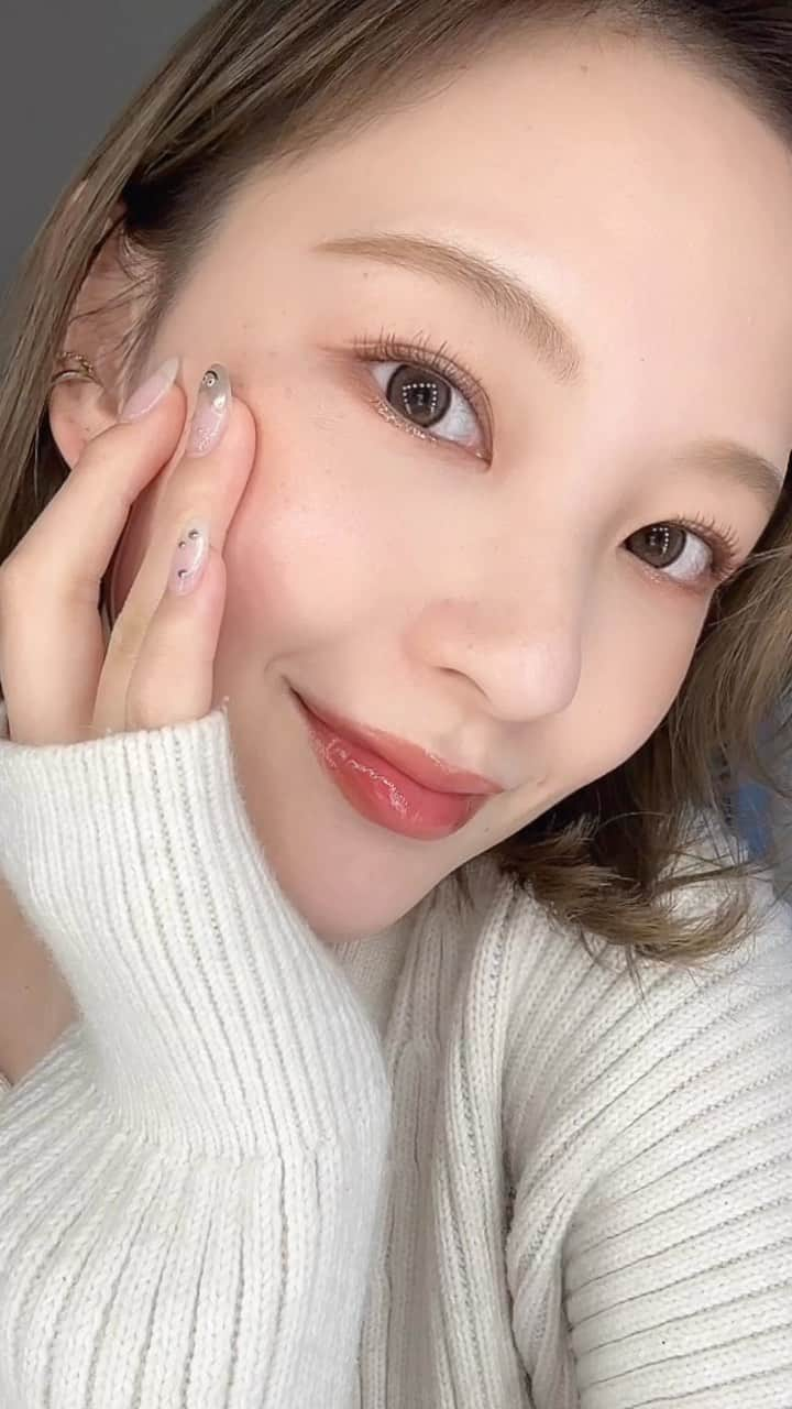 岡田ゆり子のインスタグラム：「🧡🧡🧡  b idol THEアイパレR 07 あの頃のコーラルブラウンをメインに つやつやコーラルメイクしてみたよ💄🥺🧡  アイパレずっと前から可愛いなぁって思ってたから リニューアルのタイミングでGETしてきました💕 試したりしないでいきなり動画まわしながらメイクしたんだけど 思ってたより発色が良くてびっくり！笑  でもコーラルが派手すぎない落ち着いたカラーだから 使い方次第ではオフィスメイクとかでも使えそう👏  気になるアイテムあったらコメントください🧡  #bidol #BIDOL #ビーアイドル #あかりん　#あの頃のコーラルブラウン  #THEアイパレR #春メイク #コーラルメイク #コーラルブラウン #つや肌メイク #peripera #ティントリップ  #CEZANNE #DUP #milktouch #プチプラコスメ #プチプラメイク」