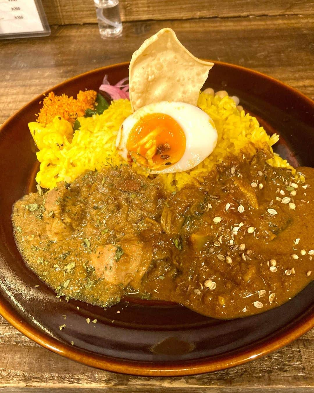 佐藤大樹のインスタグラム：「渋谷道玄坂『カレーショップ初恋』🍛 初恋チキンと薬膳ベジタブルの2種あいがけ！ 初恋チキンは魚の出汁が効いてやさしい味わい！薬膳ベジタブルは色んなスパイスが感じられてクセになる！ ２つを混ぜた時、味が絡み合いさらに美味しかったです😋  ちなみに佐藤の初恋は中一だよ〜🫰  #カレーショップ初恋 #カレー#スリランカカレー #カレー好き#カレー好きな人と繋がりたい #カレー好きそなヤツはだいたい友達」