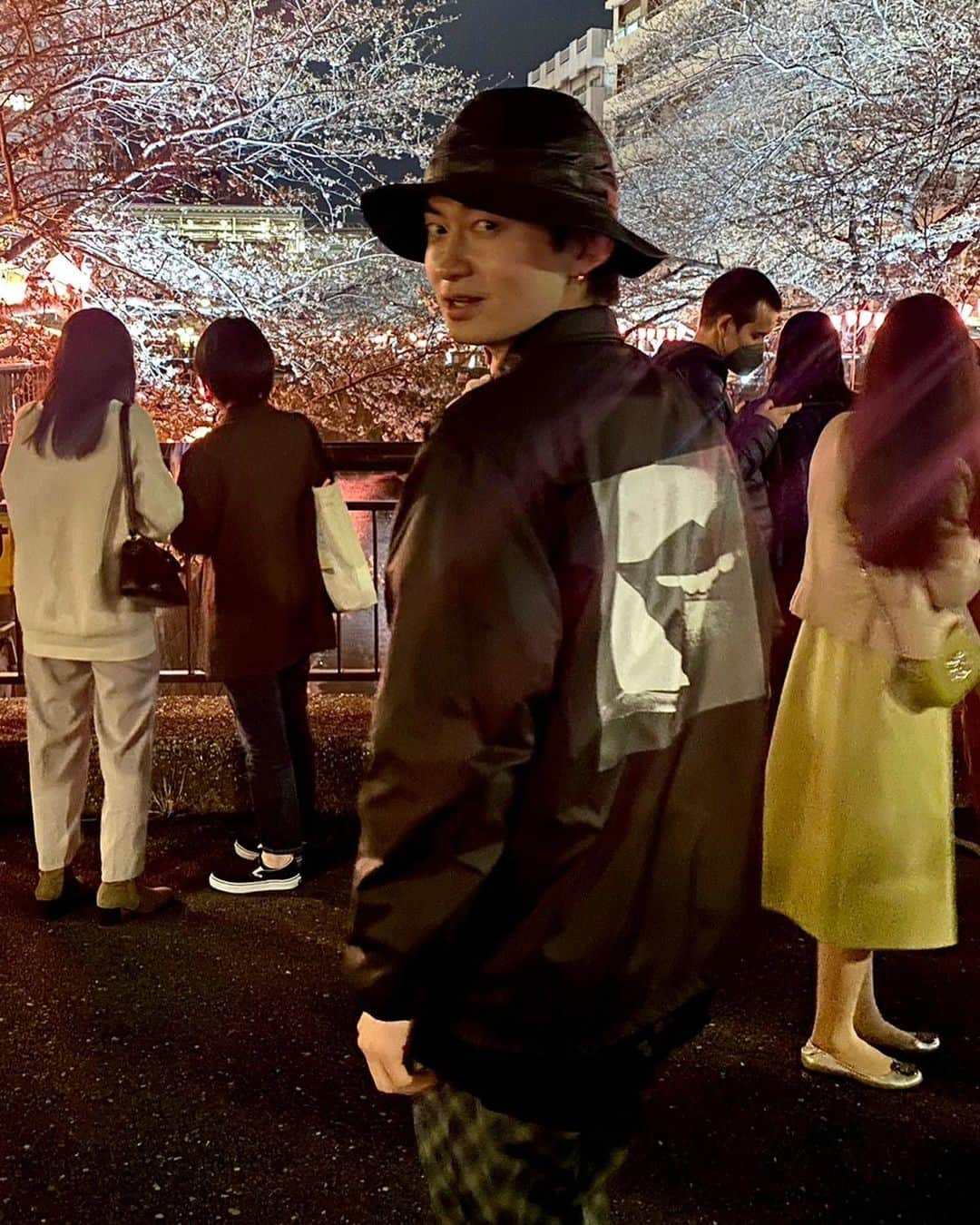 大石翔大のインスタグラム：「今年も綺麗な桜やったね🚶🏼 今年はいつもより長めに桜が咲いていてくれた気がするなぁ💭 4年ぶりに花見楽しめました！ #さくら  #桜  #夜桜  #夜桜ライトアップ  #中目黒  #nhoolywood  #wackomaria  #guiltyparties」