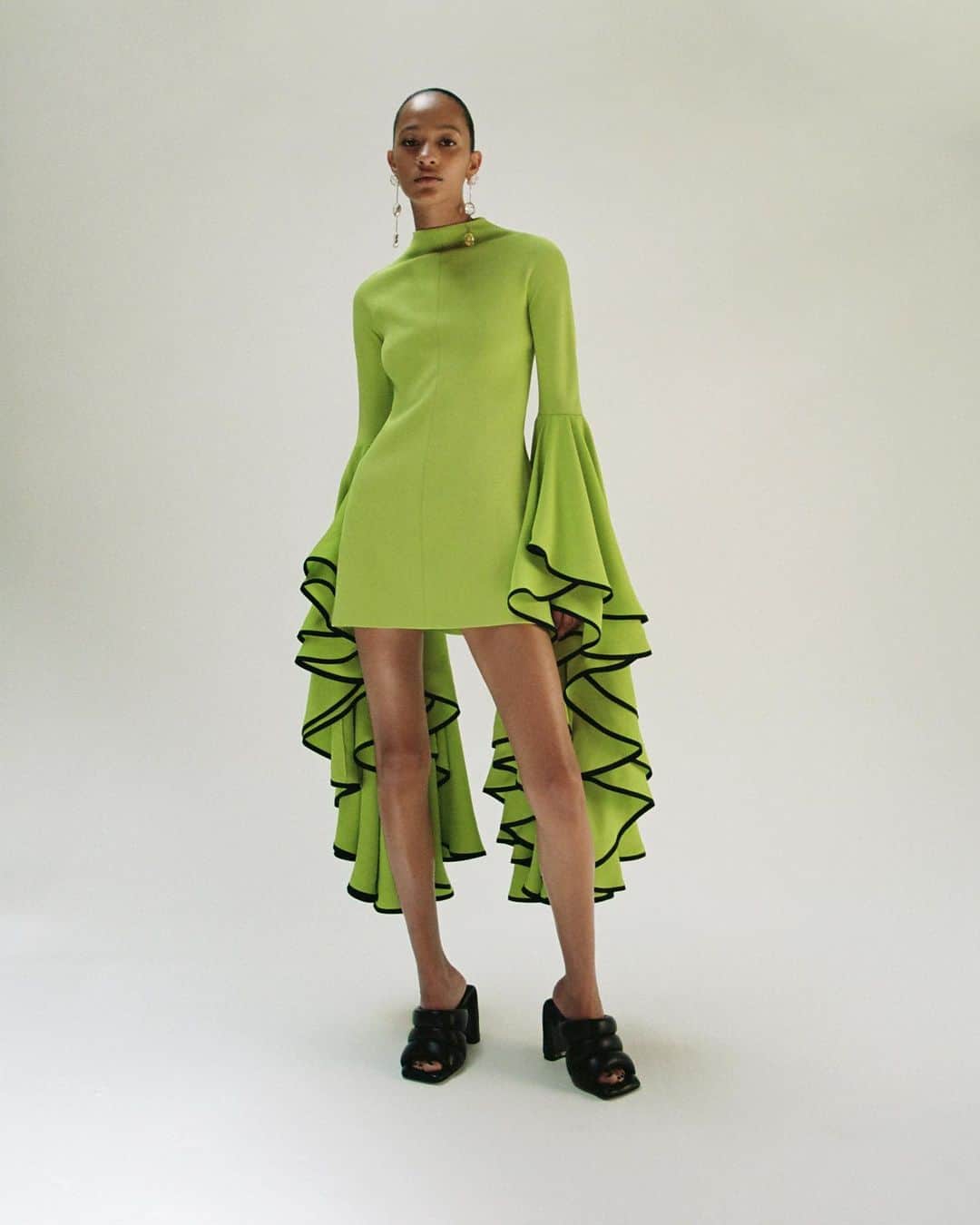 プロエンザスクーラーのインスタグラム：「Spring 2023: Viscose Crepe Ruffle Sleeve Dress  Discover the full collection now, at proenzaschouler.com  #proenzaschouler #proenzaschouler」