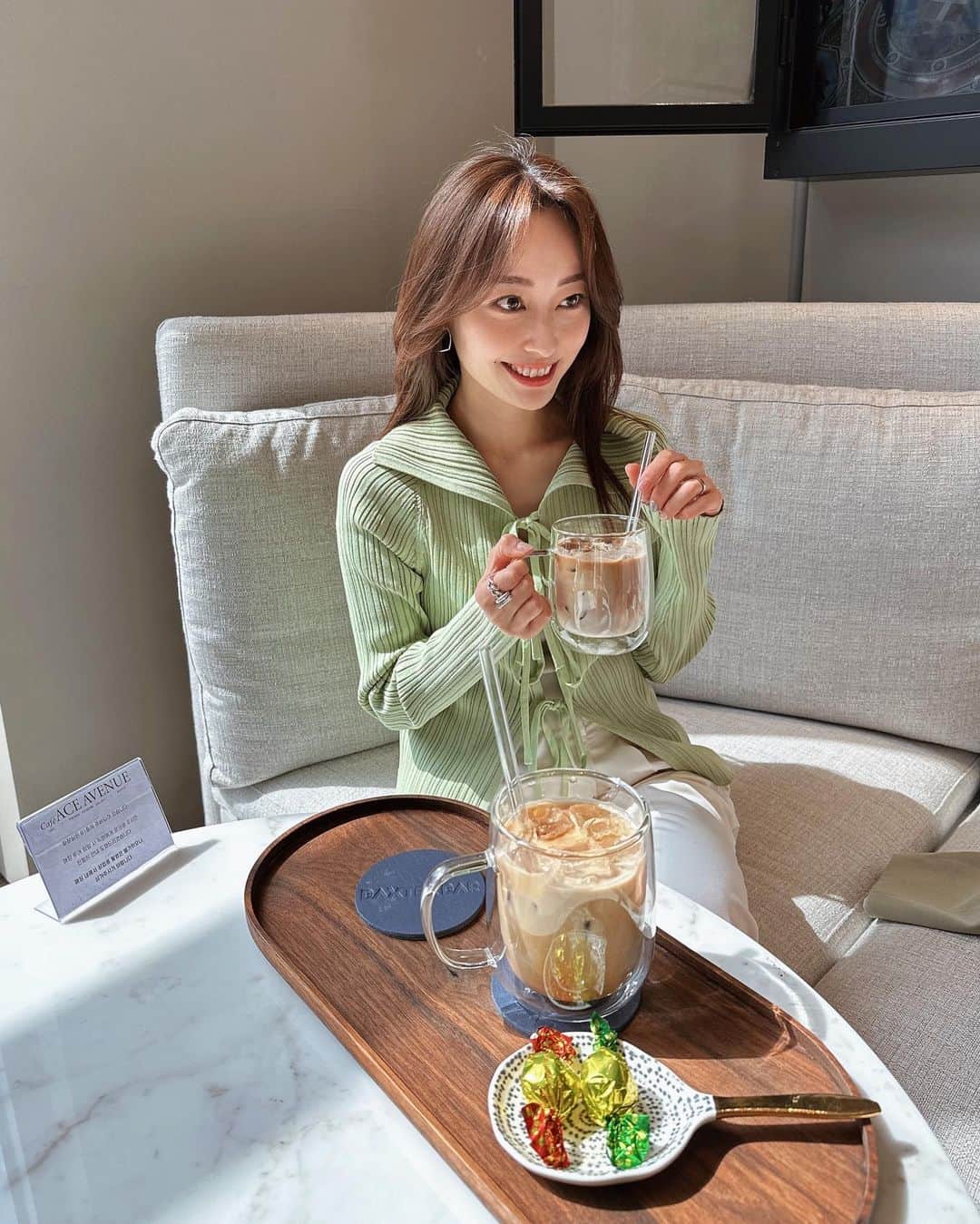 小祝麻里亜のインスタグラム：「素敵なカフェだったけど時間なさすぎて滞在時間30分もなかった😚☕️  昼間は日がさして本当に暖かかったなぁ☀️先々週のお話🫶 ． ． ＿＿＿＿＿＿ #카페 #카페추천 #카페스타그램 #서울카페  #압구정로데오 #カフェ活 #韓国カフェ #ソウルカフェ#狎鴎亭ロデオ #seoulcafe #seoultrip」