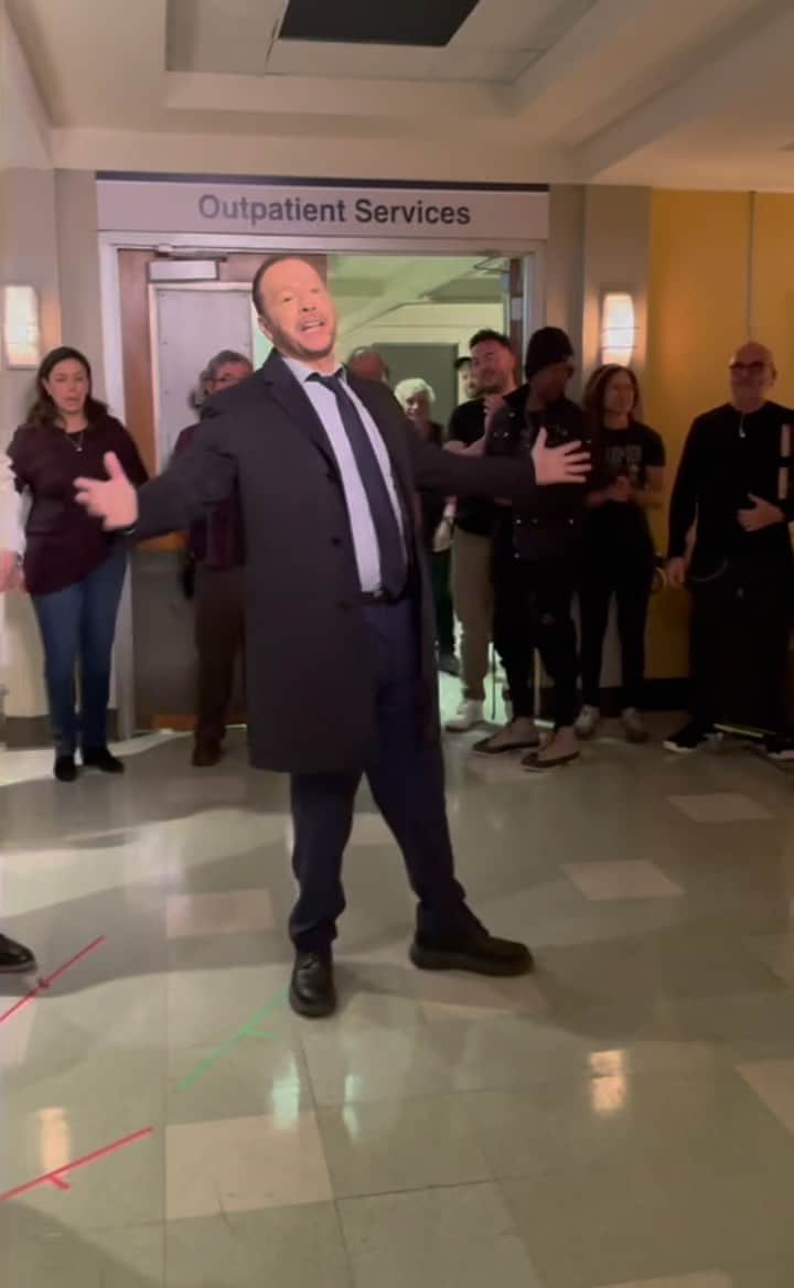 ドニー・ウォルバーグのインスタグラム：「Yesterday — April 4 — was not only #NKOTBReunionDay, it also happened to be the day that we officially wrapped Season 13 of #BlueBloods.  I can’t tell you all how fortunate I am to work with such an amazing cast & crew, nor can I ever properly express my gratitude to them and to all of you — our loyal fans & viewers!  I can, however, promise to keep working my ass off to show you how incredibly thankful I am for this most wonderful opportunity to be welcomed into your homes (with my TV family) each week, to be part of your lives and to have you as part of mine — and to be so blessed to do what I love to do everyday.  Thank you!  On to Season 14!  See you in July!  Let’s go!  @bluebloods_cbs @cbstv 🤖❤️♾💫✨🤟🏼 🎥: @thereggieice」