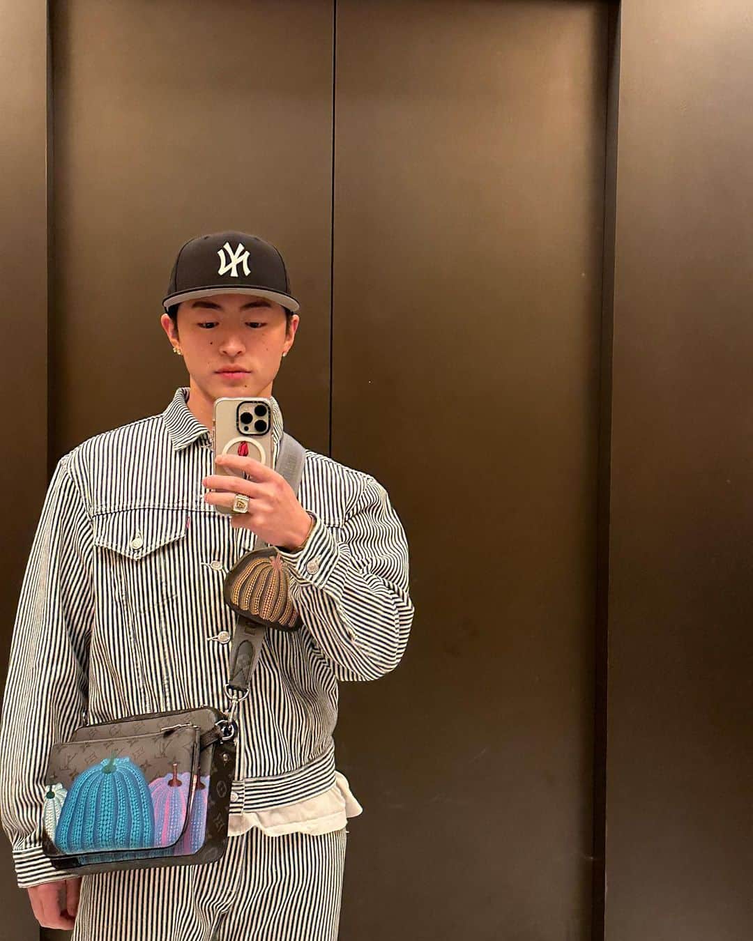 佐野玲於のインスタグラム：「🎁🙇🏻‍♂️🙏🏻  @louisvuitton  #LOUISVUITTON #LVxYayoiKusama #LVFashion」