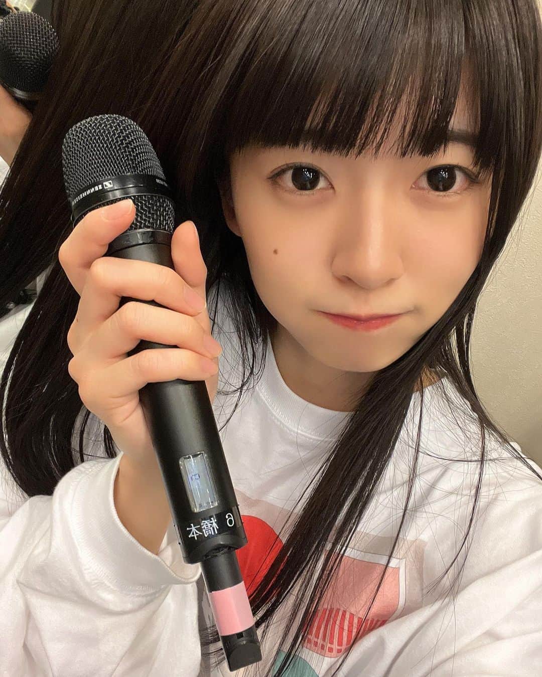橋本美桜のインスタグラム：「6番マイク、ピンク担当(？)の橋本です。 昨日はリハをして来たよ、全国ツアー残りの公演もたくさんの人と最高の思い出をつくりたい、などと思っている。 ⁡ ⁡ #アイドル #IDOL #偶像 #パッツン前髪 #ロングヘア  #黒髪 #黒髪ロング #黒髪ストレート #ストレートヘア #ナチュラルメイク #自撮り #ootd #makeup」