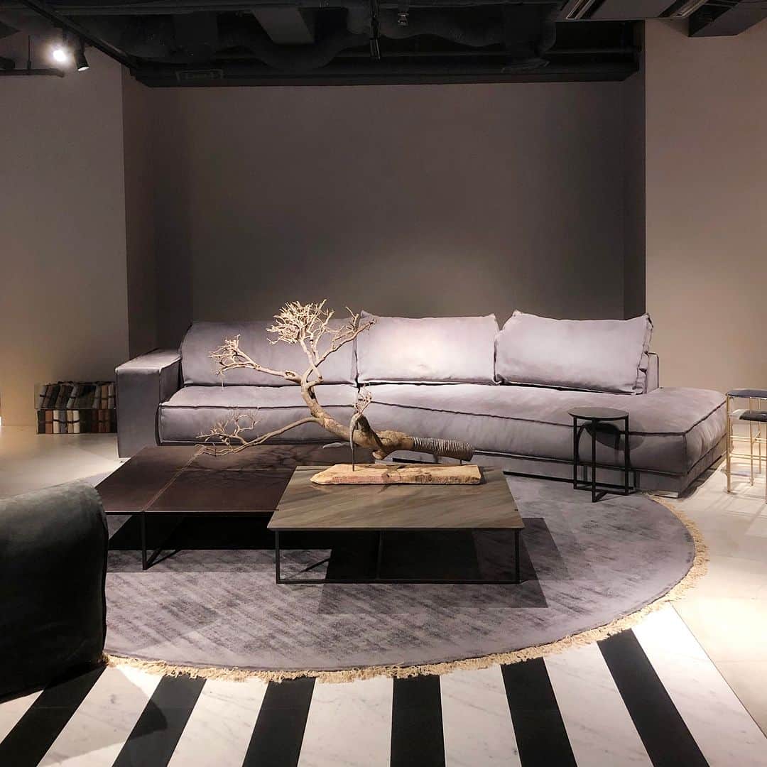 Baxter Japan / バクスター ジャパンのインスタグラム：「SOFA：BUDAPEST SOFT DESIGNER：PAOLA NAVONE  【 Baxter Tokyo 】 東京都港区南青山4-18-16 フォレストヒルズ WESTWING B1F Tel：03-5413-8913　Mail：info@omobito.jp Store : 11:00～18:00 (※水曜日のみ事前予約制)  . . .  #baxtercinema #baxtermadeinitaly #baxter #baxterjapan #baxtertokyo #leather #interior #interiordesign #interiorstyling #furniture #lifestyle #バクスター #バクスタージャパン #バクスター東京 #イタリア家具 #インテリア #インテリアデザイン #レイアウト #ライフスタイル #家具 #照明 #ソファ #チェア #テーブル #ベッド #リビング #レザー #ヌバック #表参道 #南青山」