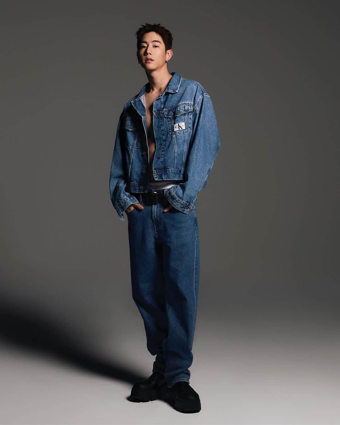 Calvin Kleinさんのインスタグラム写真 - (Calvin KleinInstagram)「Head to toe. Musician @marktuan wears the Boxy Oversized Denim Jacket and 90s Straight Jean.   By @mokjungwook.」4月5日 22時00分 - calvinklein