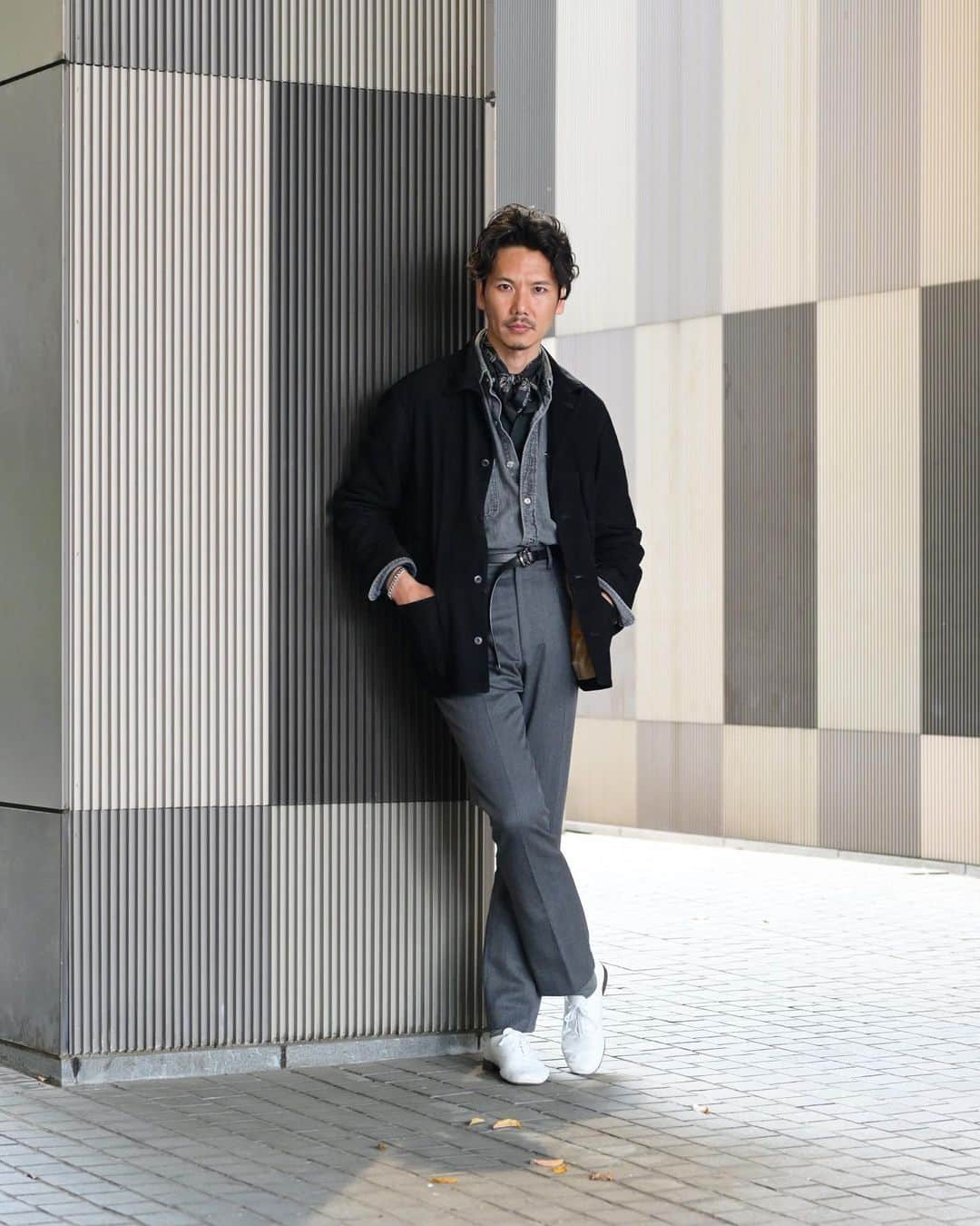 Shuhei Nishiguchiさんのインスタグラム写真 - (Shuhei NishiguchiInstagram)「"Dressing up the Workwear"◀︎◀︎◀︎Swipe left 今日も労働着のワークウェアをドレスアップしたスタイリング構成で。 少しボリュームのあるトップスに、セミフレアのボトムを合わせる。このバランスが自分の今のムードだったりします。  【ITEM】 Chore jacket： @cinquanta_official  Over shirt： @poloralphlauren  Western shirt： @poloralphlauren  Scarf： vintage silk Trousers： @erne_2021_official  Shoes： @repetto_japan  Watch： @cartier 80's Pen： @montblanc  Lip barm： @officine_universelle_bulyjapan   #beamsf #modernclassic #classicmenswear #vintageclothing #mensweardaily #mensstreetstyle  #spezzatura #ootdmen」4月5日 22時00分 - shuhei_nishiguchi