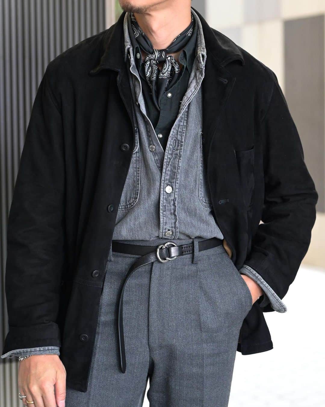 Shuhei Nishiguchiさんのインスタグラム写真 - (Shuhei NishiguchiInstagram)「"Dressing up the Workwear"◀︎◀︎◀︎Swipe left 今日も労働着のワークウェアをドレスアップしたスタイリング構成で。 少しボリュームのあるトップスに、セミフレアのボトムを合わせる。このバランスが自分の今のムードだったりします。  【ITEM】 Chore jacket： @cinquanta_official  Over shirt： @poloralphlauren  Western shirt： @poloralphlauren  Scarf： vintage silk Trousers： @erne_2021_official  Shoes： @repetto_japan  Watch： @cartier 80's Pen： @montblanc  Lip barm： @officine_universelle_bulyjapan   #beamsf #modernclassic #classicmenswear #vintageclothing #mensweardaily #mensstreetstyle  #spezzatura #ootdmen」4月5日 22時00分 - shuhei_nishiguchi