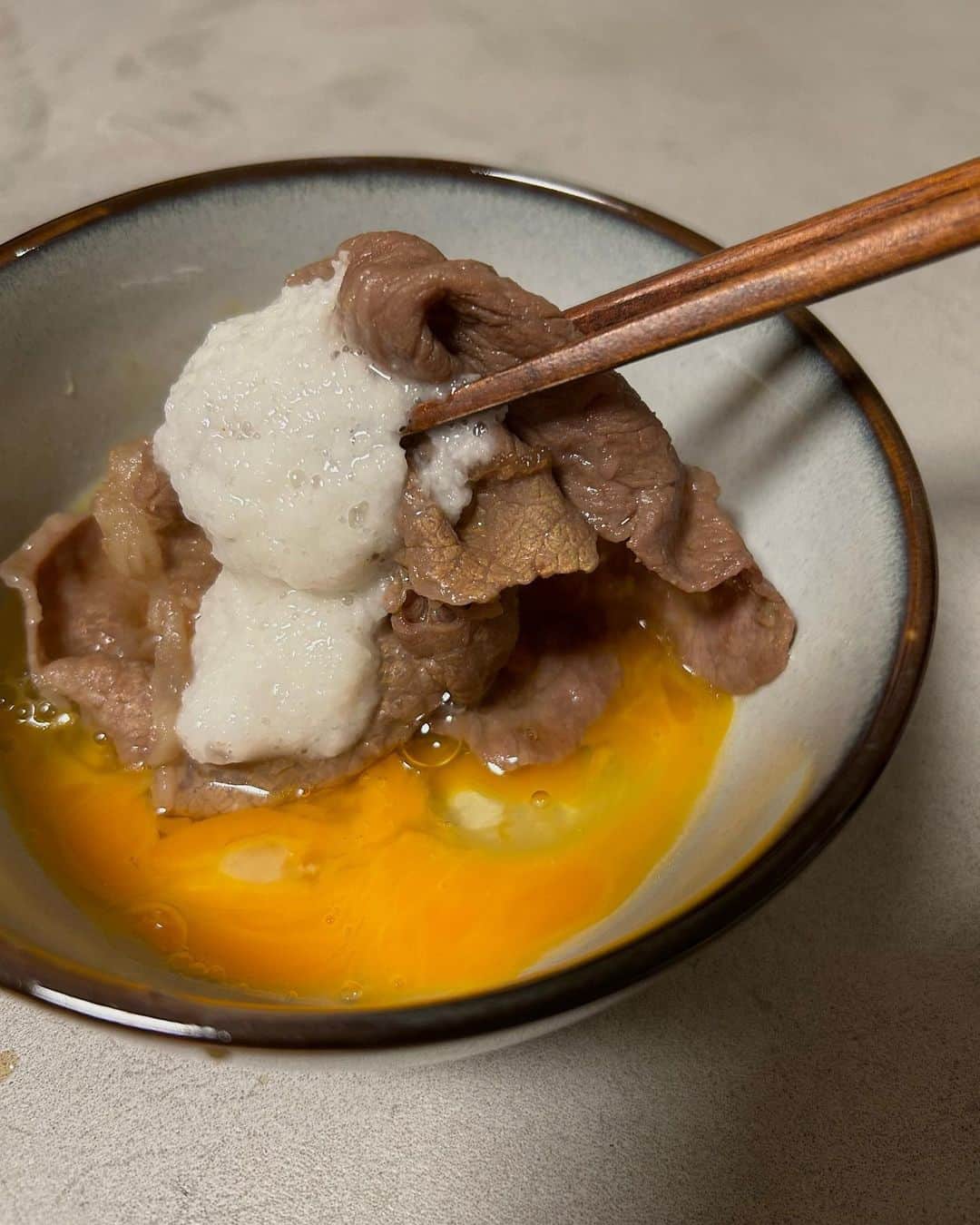 HARUEさんのインスタグラム写真 - (HARUEInstagram)「今夜のごはんは🌙  料亭一乃松 @ichinomatsu_online のお取り寄せグルメを🥢  福井県の最高級ブランド牛「若狭牛のとろろ鍋🍲」  特製割下の味がしっかりしみ込んだお肉ととろろに 生卵を絡めて食べるとろろ鍋。  これがもう〜、トロける美味しさで、、🤤💭  〆の牛とろ玉うどんも最高だったぁ🥢  また必ずリピートしたいメニュー！  特別な食事やお祝い事、贈り物にもおすすめです☺️  #一乃松 #一乃松オンラインストア #お取り寄せグルメ #PR」4月5日 22時00分 - harue0104