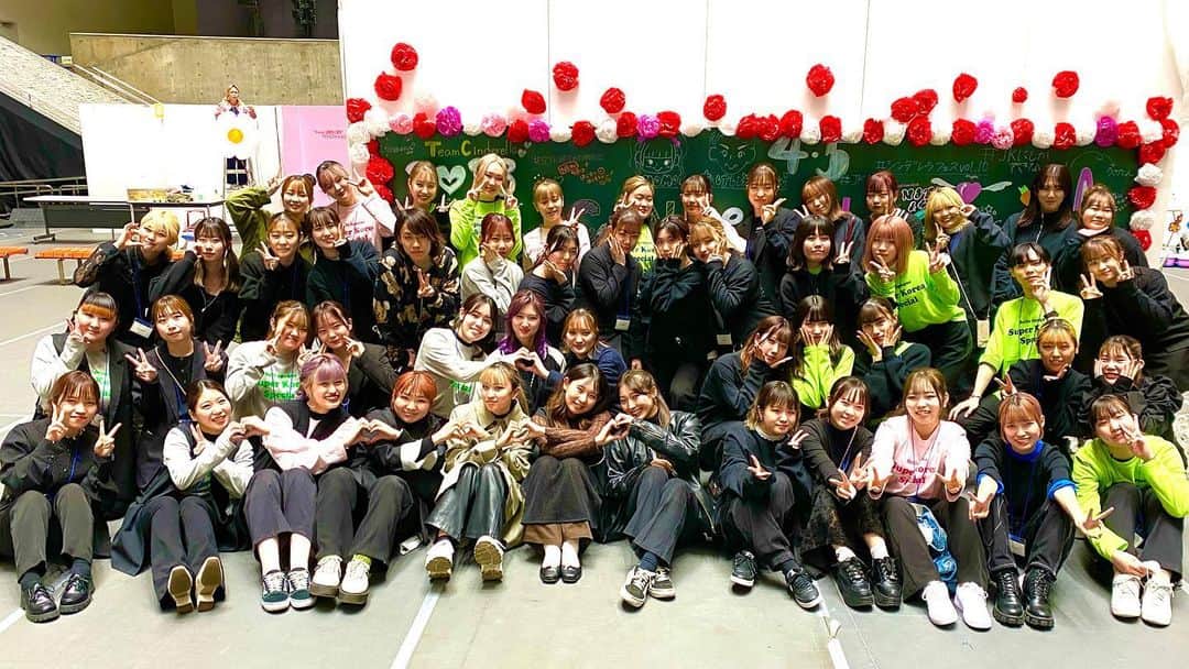 東京ベルエポック美容専門学校のインスタグラム：「業界コラボ（現場実習）  日本最大級のJKイベントシンデレラフェス！  コロナ禍の中、2021年、22年とオンライン配信で開催され事前予約14000人、約100万視聴を記録した、 JKチーム「チームシンデレラ」による日本最大級のＪＫイベント“シンデレラフェス“が、有観客で大大大復活！！！  今年もベルエポックの在校生がタレントさんやモデルさん、YouTuber、TikToker、アーティストなど出演者のヘアメイクアシスタント担当させて頂きました😊　  さらに一般来場者で参加された、たくさんの女子高校生にベル生オリジナルヘアアレンジをさせて頂きました✨  今回もシンデレラフェスのヘアメイク総リーダーはベルエポックの卒業生が担当！　@mkny_____   ベル生はな日々、本物のヘアメイク現場で成長しています！！  関わらせて頂きましたシンデレラ運営事務局の皆様、芸能事務所の皆様、チームシンデレラの皆様、ベルエポックヘアアレンジブースに来て頂いた高校生の皆様改めて御礼申し上げます。   #シンデレラフェス #cinderellafes #東ベル #東京ベルエポック美容専門学校 #美容専門学校ベルエポック東京校 #美容学生 #美容専門学校  #美容学校  #美容進学 #美容垢 #美容師 #美容垢さんと繋がりたい#美容師なりたい #オープンキャンパス #美容師 #ヘアアレンジ #ヘアセット #ヘアメイク#アイリスト#アイデザイナー #ヘアメイクアーティスト #ブライダルヘアメイク #トータルビューティ#スタイリスト#エステティシャン #メイクアップアーティスト #東京ベル #ljk #sjk #fjk #高校生男子  --------------- 『東ベルパンフレットのご請求/オープンキャンパス予約』こちらから💁‍♀️💁‍♂️ @tokyo_belle」