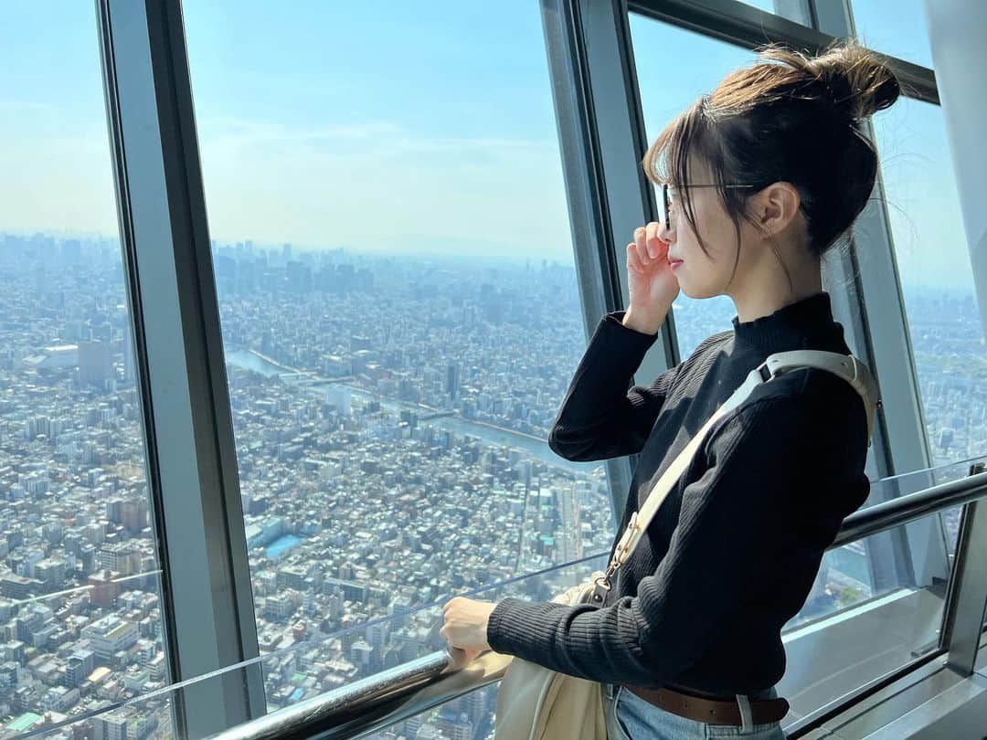 地頭江 音々さんのインスタグラム写真 - (地頭江 音々Instagram)「スカイツリーから東京タワー見えたらなんだかライバル意識芽生えた🗼  スカイツリーポーズ☝‪‪」4月5日 22時03分 - jitoe_nene
