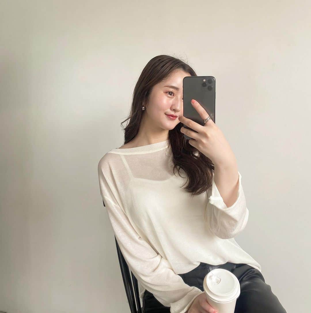 のインスタグラム：「🤍🖤🤍  春だから色物も好きだけど、 白黒も落ち着く〜👶🏻  桜が葉桜になってきて寂しいね🌸  #白黒コーデ #白黒 #今日のコーデ #春コーデ #春 #春服コーデ #春夏コーデ #シースルー #桜 #シルバーアクセサリー #シルバーリング」
