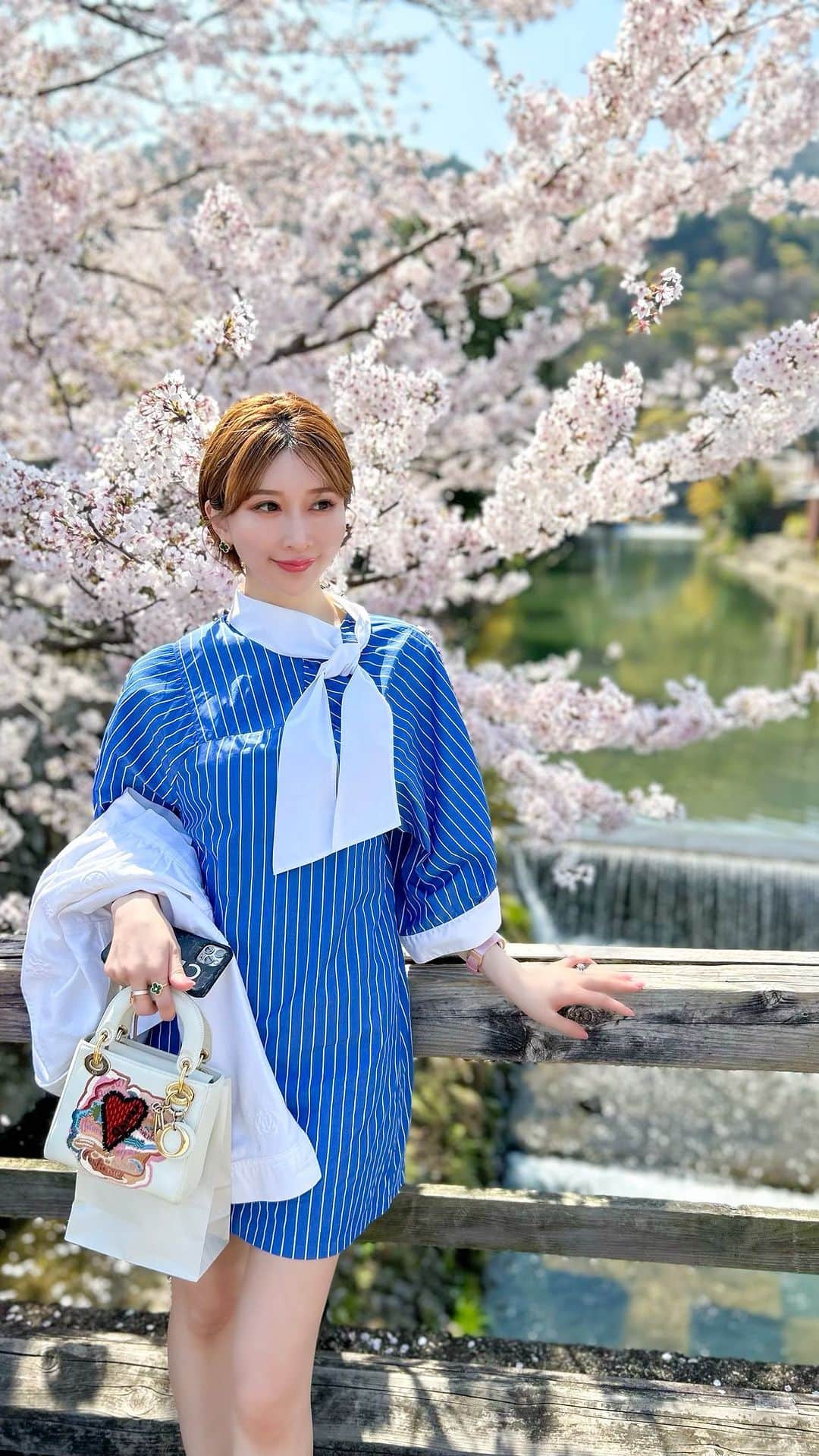 JUNKO（飯田順子）のインスタグラム：「📍嵐山 ・ 髪の毛プリンだし伸び放題🥹 ・ だいぶ前にお店🍴予約してくれて 🌸ちょうど満開 🧔🏾‍♂️流石もってる😆 舞い散っていく姿もちゅき🌸 ・ ・ #桜#さくら#🌸#京都#嵐山#京都観光 #嵐山観光  #お花見#お花見スポット #sakura#sakura🌸 #kyoto #arashiyama #cherryblossom #花見スポット  #京都旅行#旅行記 #旅スタグラム #旅行好きな人と繋がりたい #うちゅくしい #そうだ京都行こう」
