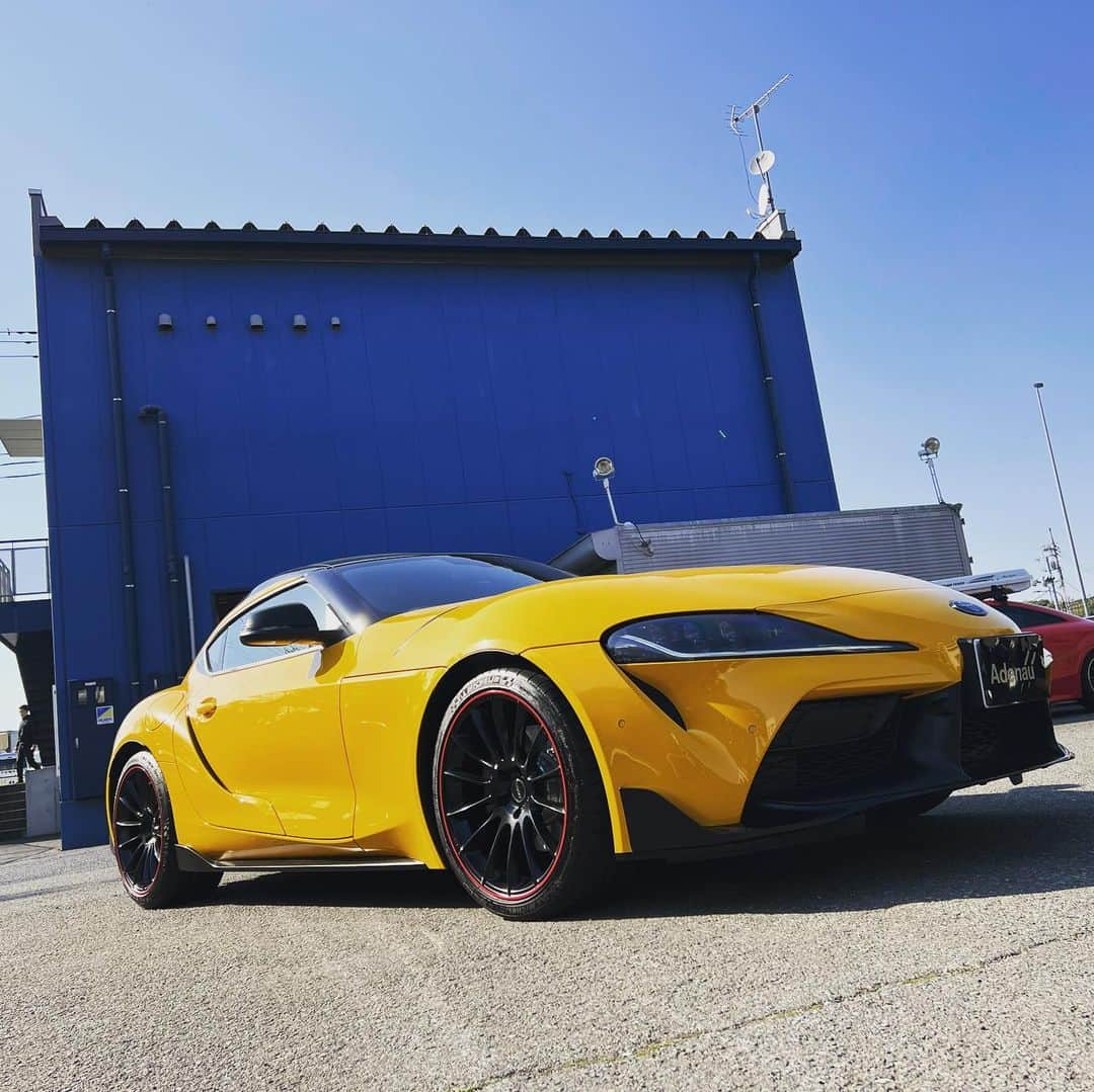 のインスタグラム：「GRスープラ納車から1ヶ月でカスタム第2弾！リビングレジェンドプロレーサー脇阪寿一氏プロデュースのGR専用ホイール「11R」 @weds_wheels_japan_official に履き替えました！こだわり抜いて作られた逸品は素人の私でもその違いがハッキリと分かりました🤩 路面を捉えるグリップ力、ダイレクトなレスポンス、そして何よりルックスが最高フォー‼️ 今回は国立市にあるアデナウ @adenau_japan さんで施工しました！プロの仕事を見セーイていただきました！ありがとうございました！！  この模様はYouTubeに動画アップしてますのでぜひぜひ〜」