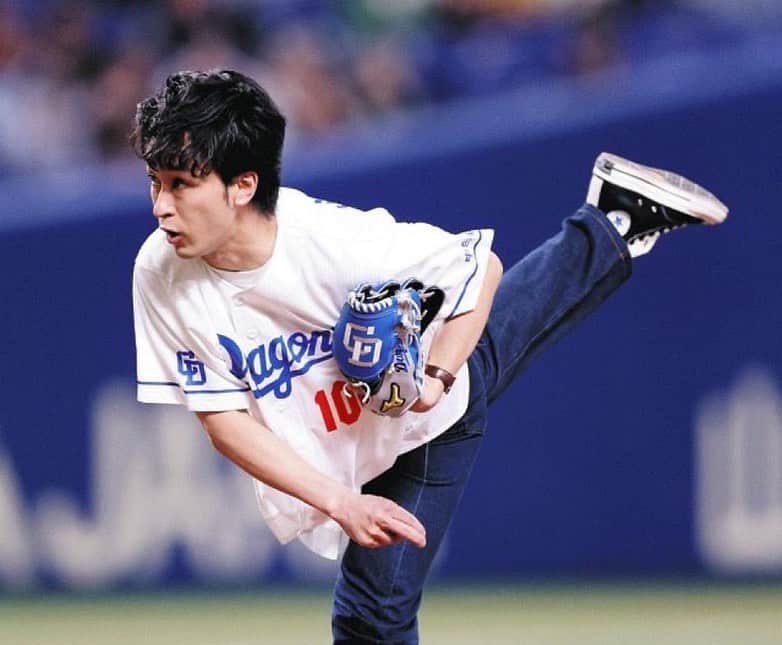 としみつのインスタグラム：「バンテリンドーム始球式！！！ 2年連続で投げれて光栄です。  ドーム内に自分の曲が響き渡るって凄いことだなーと！🥹  試合は悔しい結果になってしまいましたが、今年一年全力でドラゴンズを盛り上げていきますのでよろしくお願いします🔥  改めてCBCテレビ・ラジオ野球中継テーマソング「Parade」をよろしくお願いします🔥  今日の個人チャンネルも撮ったのでお楽しみに！  #中日ドラゴンズ  #始球式  #TOSHIMITSU #Parade」
