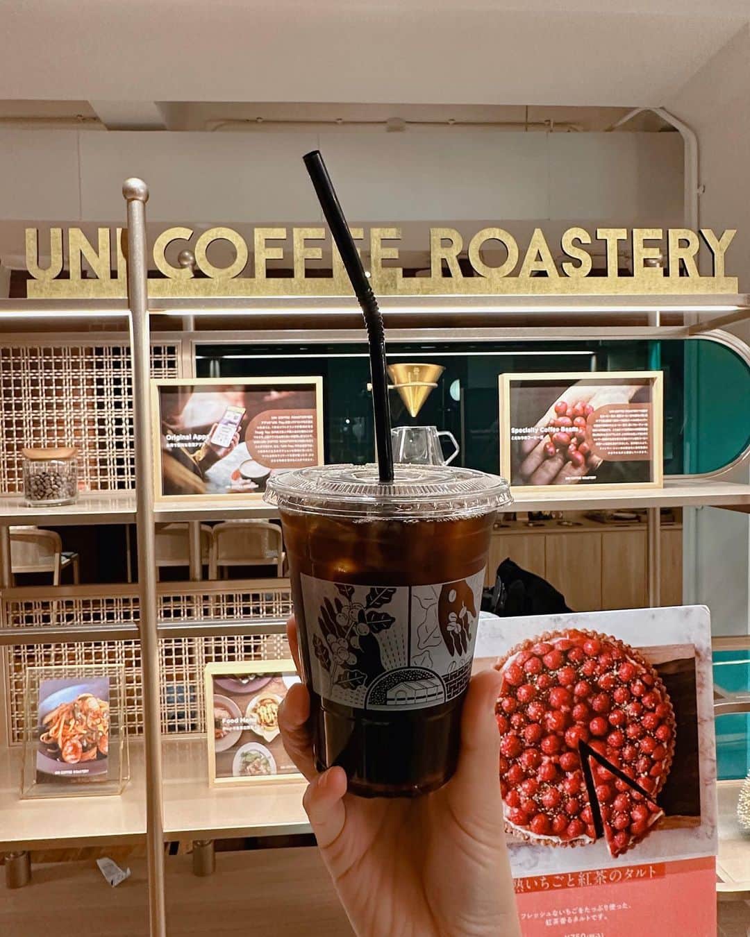 熱田久美さんのインスタグラム写真 - (熱田久美Instagram)「@kuumi1125 ☜美味しいコーヒーたくさん🫰🤍  ☕️UNI‪ COFFEE ROASTERY / 横浜〔神奈川〕 ————————————  最近ダイエットしてるから、甘い物食べてない…アイスコーヒーはよく飲むんだけどね🥺🤍  と、こちらは気になっていたお店のひとつ。 @unicoffeeroastery   赤レンガ倉庫の店舗に！！ ここに行く数日前に、麻布十番にもUNI COFFEEを見かけて気になってたので 見つけて直感でテイクアウト🤟  いつだって、直感は大切。 会いたい人には会いたい。  自分の気持ちに耳を傾けて生きていきます👂  そうそう。 しばらく行ってなかったとある渋谷のカフェがあって、久しぶりに行きたいなーと最近思ってたので 来週あたり、ぷらっと行ってみようかな🚶‍♀️🩷  .....k.u.u.m.i.1.1.2.5.................................. いいね・コメントありがとうございます。 フォローはこちらから☞ @kuumi1125 ‎✿ 忘れないように【保存】もしてね🔖☝️ 後で簡単にカフェ情報を振り返れます。 ...............................................t.a.g..........  #赤レンガ倉庫カフェ #くぅかふぇ #カフェスイーツ部 #くみほ #カフェ巡り好きな人と繋がりたい #カフェ巡り部 #カフェ巡り東京 #カフェ部 #カフェ活 #カフェ巡り好き #カフェ巡りしたい #コーヒーのある暮らし #コーヒー好きな人と繋がりたい #横浜カフェ #わんことお出かけ #夜の横浜 #神奈川カフェ #神奈川カフェ巡り #unicoffeeroastery #アイスコーヒー好き #アイスコーヒーの季節 #カフェイン中毒 #コーヒー好きな人と繋がりたい #コーヒーのある暮らし #朝コーヒー飲む人  ..........................................................................  ‪・わんこアカウント→ @evestagraam 🐶 ‪・ダイエットアカウント→ @kuumidiet 🐷 ‪・ゴルフアカウント→ @kuumi_golf ⛳️」4月5日 22時08分 - kuumi1125