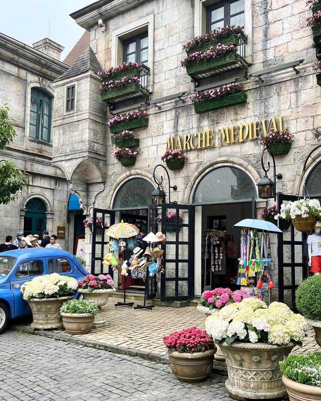 小沼瑞季さんのインスタグラム写真 - (小沼瑞季Instagram)「中世フランスの町並みをイメージした テーマパーク『バナヒルズ』🏰🥀 ⁡ ギネス記録保持してるロープーウェイに乗って 降りるとこんなヨーロッパな空間🎠🗝 そしてなんとなくどこかで見覚えのあるものも...🤣!? いろんな国が混ざってる感じが面白かった❣️笑 ⁡ 特に有名なのはゴールデンブリッジ ⁡ ⁡ 一目惚れして買ったこのワンピはsister jane👗💐 大好きなふんわりAラインの ガーリーなシルエットがツボ 中にニット着てブーツでもかわいいな♥️ ⁡ one-piece #sisterjane bag,sandal #chanel ⁡ ⁡ #banahills #vietnamairlines #vietnamairlinejapan #4starairlines #4star4you #LOVETABI #バナヒルズ #シスタージェーン #ベトナム航空 #ベトナム旅行 #ダナン旅行 #ダナン #女子旅 #みいきコーデ #みいきとらべる✈️」4月5日 22時10分 - mizukikonuma