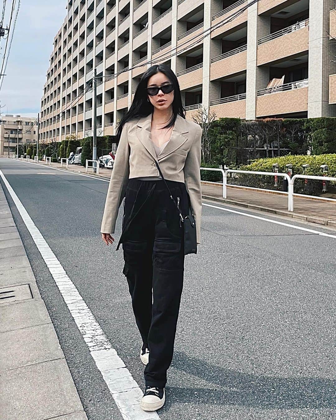 藤川ありすのインスタグラム：「alice's outfit. 前回即完したお気に入りのスウェットカーゴパンツが明日やっと再販します🥹🖤 メンズサイズのパンツで私はMサイズ着用してます🫰🏽 今回2XLの大きいサイズもご用意したので、背の高いメンズも着れるよ♡  #BLITT @blitt_official」