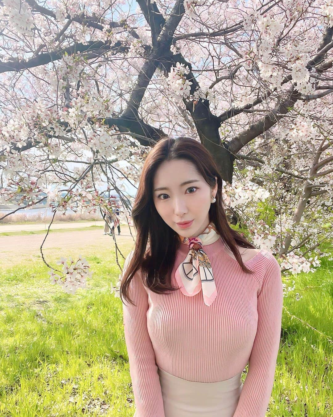 ゆうなさんのインスタグラム写真 - (ゆうなInstagram)「お花見🌸🍱 、 、 、  #桜 #お花見ピクニック  #お花見 #🌸 #桜 #春コーデ  #お花見コーデ  #ピンク #ミディアムヘア  #休日 #私服  #パーソナルトレーナー #春 #ootd #sakura  #picnic  #followforfollowback  #likesforlike」4月5日 22時10分 - yuna121.1995