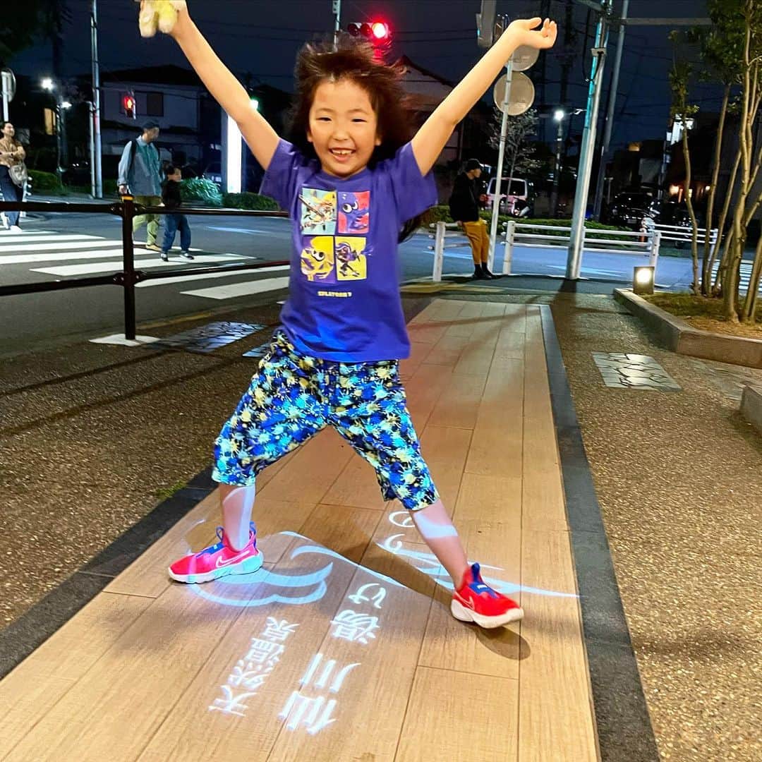 新井美穂のインスタグラム：「ドラゴンボールを卒業した娘は 次はスプラトゥーン😅（笑）#にんてんどーすいっち   娘が自分の貯金で、ユニクロで自ら買ったユニホーム。 私の娘がこうなるなんて😂 イカとかタコとかよく分からんけど💦 でもいいよ、お母さんはほんまに嫌やねんけど、好きな物は好きでいい❤️」