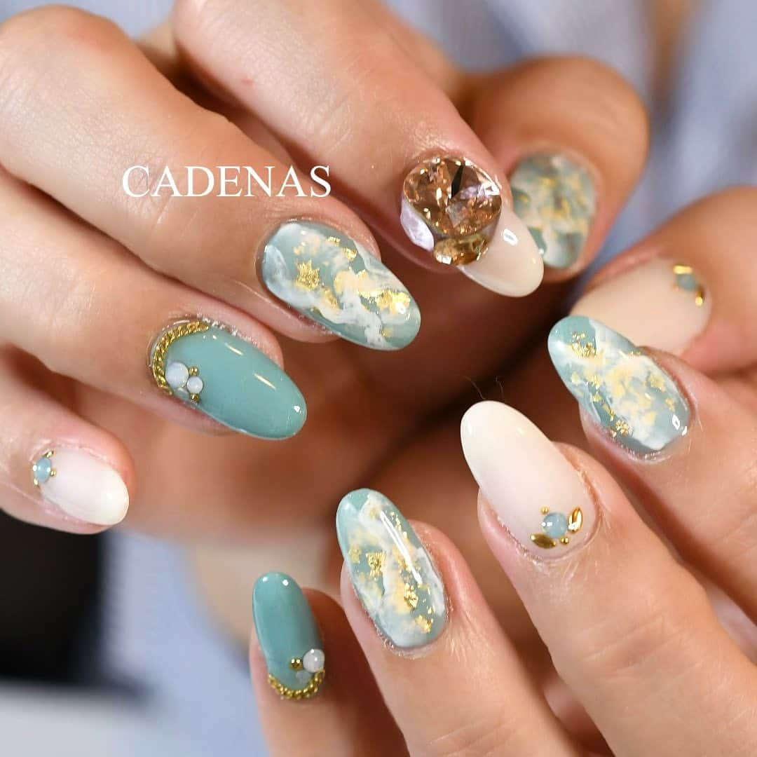 Yuka Maeda ::manicurelistのインスタグラム：「春ですなー😆🌸🌼🐣 . . Salon data▼ ＝＝＝＝＝＝＝＝＝＝＝＝＝＝＝＝＝＝＝＝ . CADENAS -nail eyelash salon- ●Nail artist  @yuka.maeda  @yuki_cadenas @mai_cadenas ●eyelash　@cadenaseyelash  ゲストに愛と感動を…♡ . 【 LINE ＠cadenas 】 ご予約/お問い合わせはLINEよりお気軽に🤲 ▶︎▶︎#cadenasnail デザインアップしてます♡  price…★⭐︎Instagram特別キャンペーン中⭐︎★ . 「インスタ見たよ👀」と LINEからご予約で特別プライス7500円！！ . ※ご新規様限定 ※キャラクターや特殊なエレメント等のみ 別途料金いただく場合ございます🙇🏻‍♀️ . . price…初回8000円（オフ込み） access…大阪市北区堂山町16-1  中崎町駅  徒歩5分 /  梅田駅  徒歩6分 . tel… 06-4792-8617 ＝＝＝＝＝＝＝＝＝＝＝＝＝＝＝＝＝＝＝＝ . . .  #中崎町ネイル #梅田ネイルサロン #大阪ネイルサロン #関西ネイルサロン #インスタネイル #instanails #instanail #トレンドネイル #ネイルサンプル #ブルーネイルデザイン  #ネイルブック #4月ネイル #ネイルチェンジ #今月のネイル #にゅーねいる #winternails #春ネイル  #ネイル大好き #ブルーネイル  #네일아트 #네일스타그램 #귀여운네일 #무광네일  #女子力ネイル #Greennails #エメラルドグリーンネイル #cadenasyuka  #cadenasnail #Bluenails」