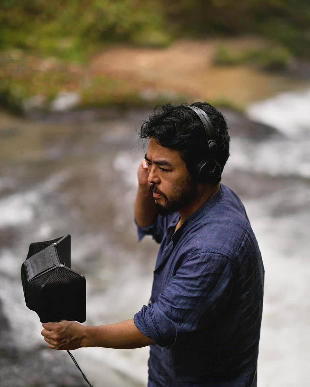 Kinfolk Magazineさんのインスタグラム写真 - (Kinfolk MagazineInstagram)「Less than a week until the launch of Kinfolk Wilderness, our new travel book! Order your copy now from Kinfolk.com and it will ship immediately. Pictured: Sound artist Yosi Horikawa in a folkloric forest in Iwate Prefecture, Japan. Making field recordings of nature is one of many unusual travel ideas featured in the book, which also includes star gazing and truffle hunting itineraries. ✨🐽 Order your copy at Kinfolk.com/shop.  (Photos: @renee_kemps)」4月5日 22時12分 - kinfolk