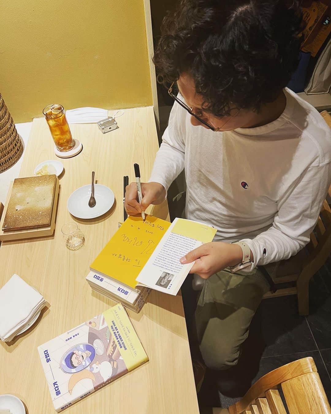 キム・ヨンチョルのインスタグラム：「스시집에서 싸인회?? @nakajima_goemong 도착을 하니 쉐프님께서 본인은 읽었고 ㅠ 직원들 줄 선물로 6권을 준비해놨다 ㅠ 난 그 흔한 선물 하나 커피한잔 준비 못했는데….  식당을 가면 쉐프님 장보는 시간이 대략 아침 #철파엠 하는 시간이라.. 꽤 많은 철가루들을 확보하고 있다.  @twism2 둉욱이 덕분에 알게된 #고에몽시즈카 어젠 영등포를 걷고 해맸다. 영등포시장 2번출구 내리면 바로 있는 박세진 쉐프님 스시 #나카지마고에몽 의 고에몽시즈카.  아 우리 둘 사진을 안 찍었네.  다음에 찍어요. 어제도 맛있었답니다.」