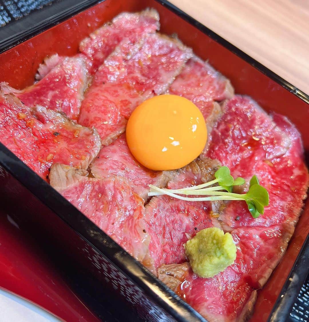 成瀬りおのインスタグラム：「肉屋黒川（奈良） 奈良店のプレオープンお邪魔した時の🥺💓 相変わらず最強すぎ！ペロッと食べれる✌️ 黒ちゃん若いのにすごい🥺👏うちのゴルフのライバル⛳️ . #肉屋黒川 #肉屋黒川奈良店  #奈良グルメ #肉重 #奈良ランチ #食べ歩きグルメ #食べ歩き #たべすたぐらむ #ぐるめすたぐらむ #グルメ #グルメ女子」