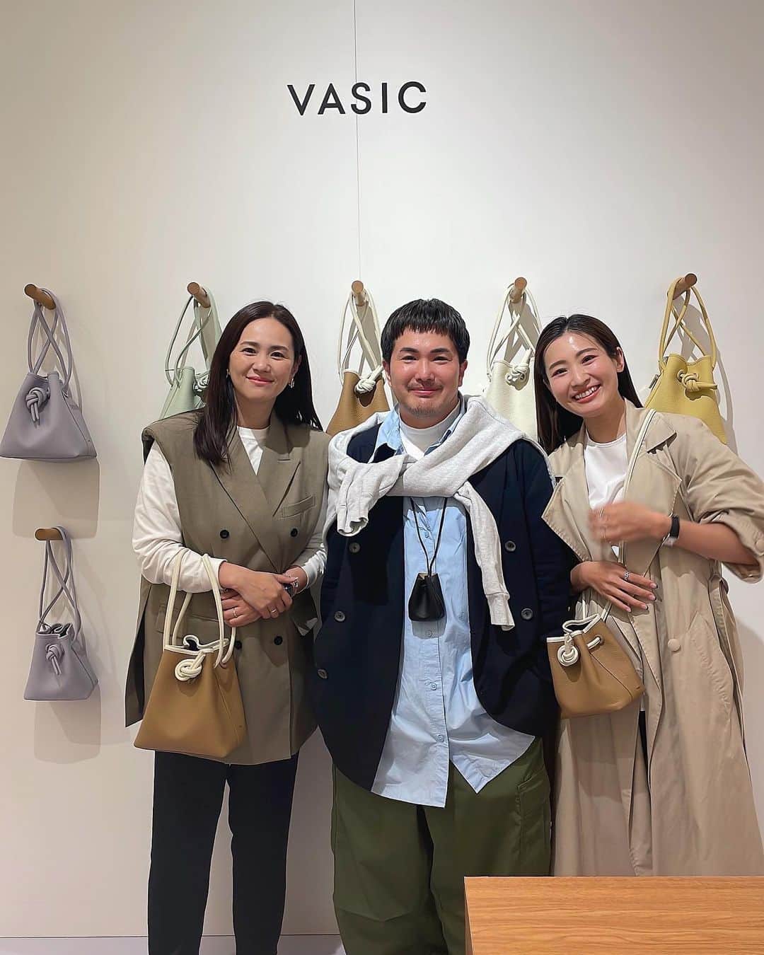 田中幸恵さんのインスタグラム写真 - (田中幸恵Instagram)「__ 動画に二重顎について喋ってる声が 入ってたから再投稿🤣  娘とシェアしてるvasicが うめはん1階でポップアップしてるとのことで、 初日にダッシュで行ったら お馴染みのみんなに会えた笑😂  夏に大活躍してくれそうな ラフィア素材のシリーズも めちゃくちゃ可愛かった🤍 （特にバケツ型が可愛くて、 まだ頭から離れない🥹）  白、ピンク×クリアPVCと 2つ愛用してるBondシリーズ。  うめはん限定カラーのラテは あんちゃんと使えるようにミニサイズに☺️  ノベルティのミラーが ラフィア調でめちゃくちゃ可愛かったです🫡  今日着てた服とピッタリのカラーだったから早速撮ってもらった笑  #vasic #vasic_popup」4月5日 13時29分 - yukie__tanaka