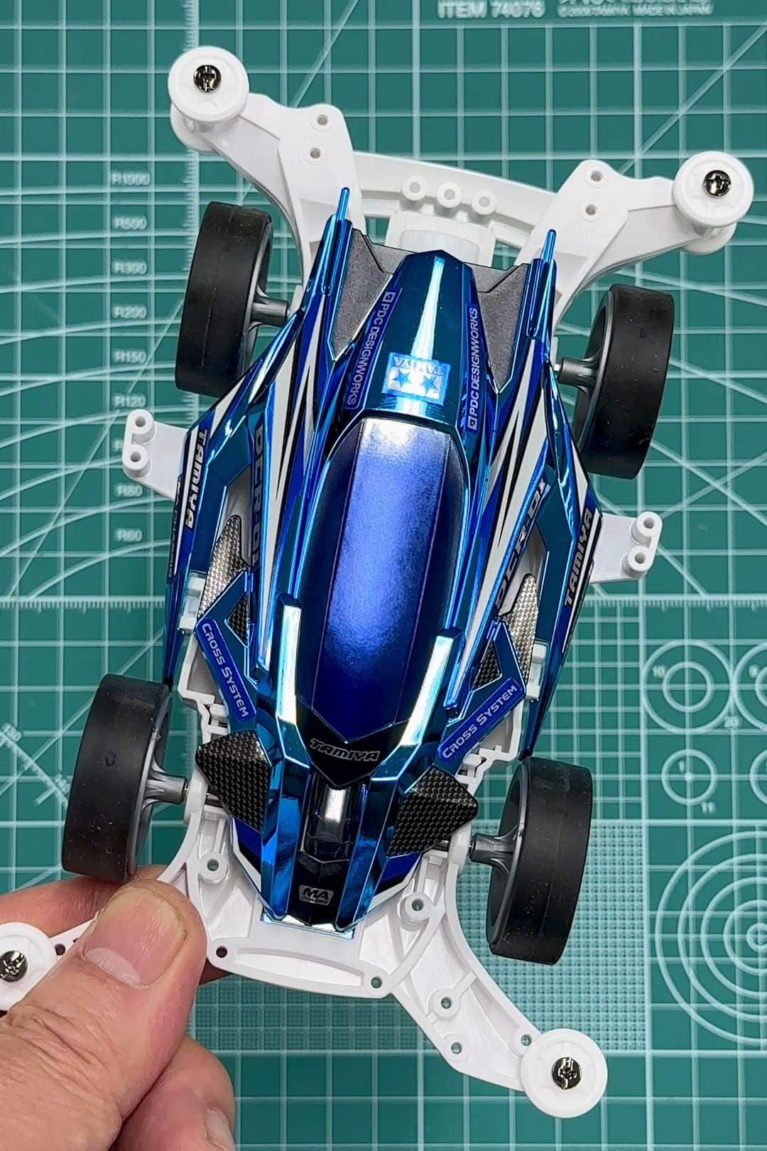 ミニ四駆のインスタグラム：「【限定】『DCR-01 (デクロス-01) ブルーメッキボディ (MAシャーシ)』タミヤのイベント会場で販売される限定アイテムです。今週末・4月8日＆9日のミニ四駆グランプリ2023スプリング 大阪大会の会場でも販売予定です。 それ以降のイベント会場でも販売されます。  #ミニ四駆 #tamiyamini4wd  #mini4wd」