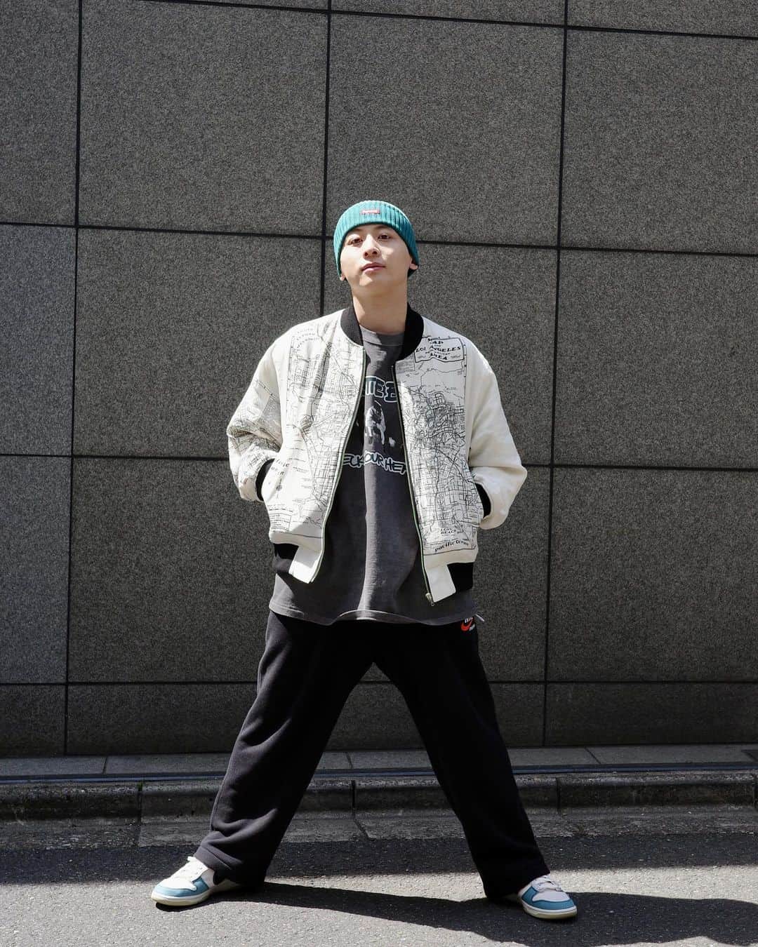 工藤大輝のインスタグラム：「番外編。リハ着。  朝早かったのでとても眠そうですが元気です。  ジャケットは @ensou_official いわゆるカートのタイベックジャケットをめちゃくちゃ洗練させた感じ。世界地図じゃなくてLAの地図なのも良きですし、リネンとシルクっていう贅沢な生地使いも元々の物とは相反していてとても好き。  Tシャツは古着…ではなく @insonnia_projects_official ヴィンテージあるあるTシャツだけど新品です。チェッチェケラ。ちなみに自分はあまり古着に頓着が無く拘りも知識もありません。フィーリングで買います。が、通ってないカルチャーのデザインもしくはアーティストのは着ないっていう縛りだけは設けてます。逆にどうしても着たかったら通ってから着る。ファッションは自由、故に縛りかたも自由。 Thank you @beams_official  余談ですが、手がけていらっしゃる @hideakishikama さんが10年以上前にSHIPS系列でやられていたAcycleというショップがとても好きで足繁く通って色々と購入していたことを思い出し、時代が変わって歳を重ねても良いなぁと思うモノに紐付く人は変わらないんだなーと改めて思いました。  スウェットパンツはNIKEの最近のやつ。 裾はリブじゃないのが好き。 靴もNIKEです。踊りやすいので流行り廃り関係無く昔から圧倒的にダンク派。そして基本ローですが珍しくミッドが出てたのでつい。ハイは嫌だけどミッドならいけるかなーっていうのと素材がキャンバスで配色も春夏っぽくて良いかなという理由。  ビーニーはSupremeのド定番。この色は４年くらい前のかな。バッグにぐしゃっと入れとけてコットンなのでリハで汗だくになっても洗濯ガンガンいけるところが良いですね。色違いも持ってます。あ、ネットに入れないと頭頂部に穴が開きます(2度体験済み)ので気をつけましょう。  新曲いっぱい。  #ensou  #insonniaprojects  #beams #nike #supreme」