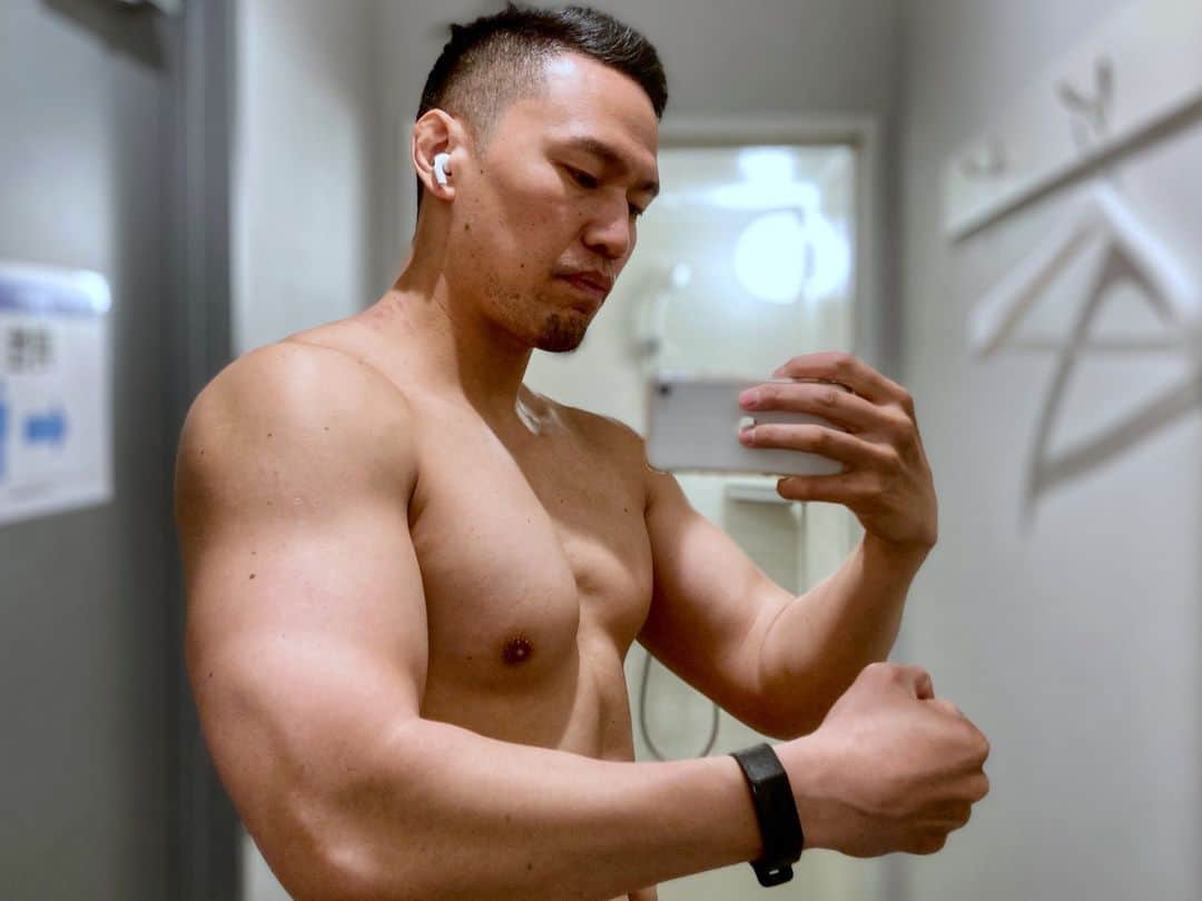 小柳心のインスタグラム：「減量をあれこれ試してみた結果、やっぱり結局真ん中に戻ってきました。 今回ばかりはマジのガチでいかなきゃならんので、皆様見ててください。 というか応援してください。助けてください。 がんばるしん🔥  #小柳心 #コヤナギシン #俳優 #脚本家 #workout #bodymake #training」