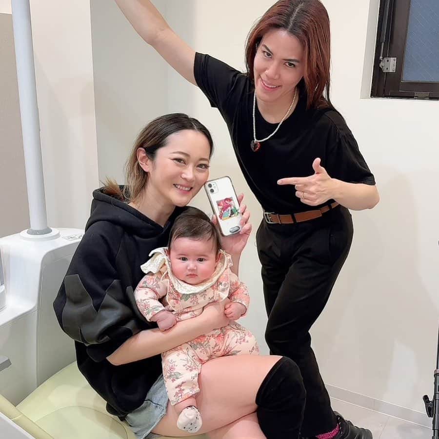 三上玲奈のインスタグラム：「昔からお世話になっていて、なにかと縁がある稲葉さん🦷 もともと面白いけど更に面白くなっていつのまにか有名人ww歌手デビューもしたそう👩‍🎤  最新技術を導入してるし、スタッフさんもみんな可愛い楽しい歯医者さんです😍  子供連れてってごめんなさい。優しくしてくれて皆さんありがとうございます😂 稲葉さんにも旦那にそっくりと言われてた娘。二重と手足の長さは私に似たよ😂←自己評価高いw  で、稲葉さんのiPhoneケース使ってます😂 パワースポットな人なのでこのケースで絶対利益あると思います😇  iPhone変えてもまた買うわー🤣  #歯医者　#お口プラス東京五反田院　#稲葉将太　#変な人」