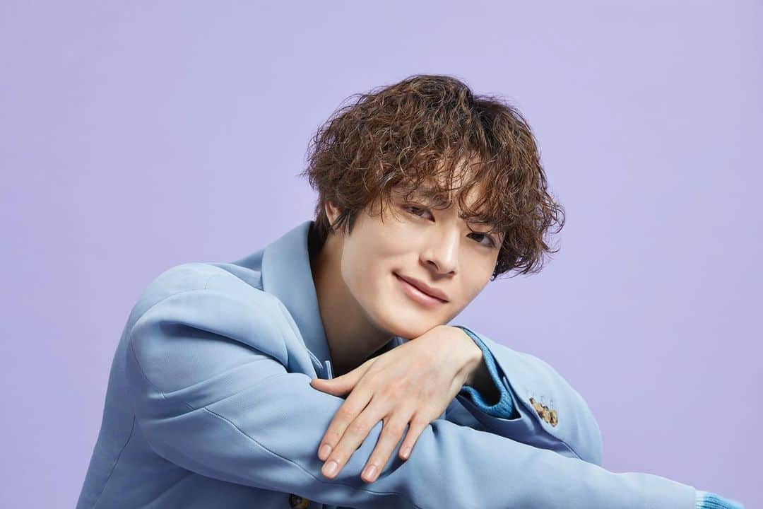 月刊EXILEのインスタグラム：「EXILE TRIBE MAGAZINEを更新📸  EXILE TRIBE MAGAZINEにて、4月10日より放送がスタートするドラマ『かしましめし』に出演する塩野瑛久のインタビューを公開✨ ドラマ出演への想いや見どころ、さらに“ごはん”にまつわることについても話したインタビューをお届けします🍚  #EXILETRIBEMAGAZINE #塩野瑛久 #かしましめし」