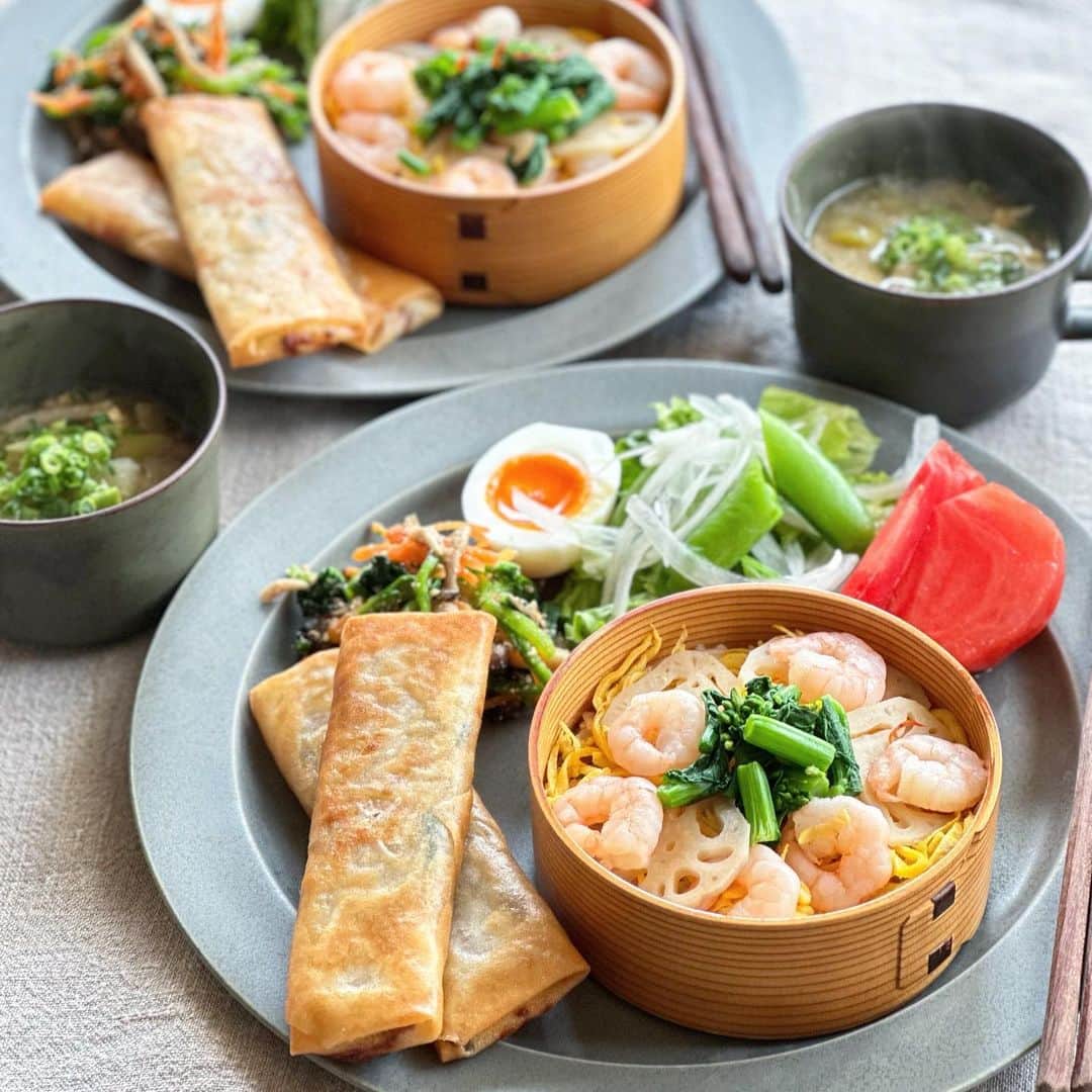 のインスタグラム：「本日のブランチ 2023.04.05  チラシ寿司 春巻き ほうれん草とシメジと人参の胡麻和え 卵とスナップエンドウと新玉ねぎとトマトのサラダ 大根とネギのお味噌汁  今朝はチラシ寿司で朝ごはんと言うかブランチ。 春巻き久しぶりに作った。 春巻きの皮をひと袋しか買わなかったので、具が余ってしまったので、また買い足さねば。  久しぶりにイイホシさんのプレート出てきた。 やっぱこのシリーズ好きだな。 使いやすい👍」